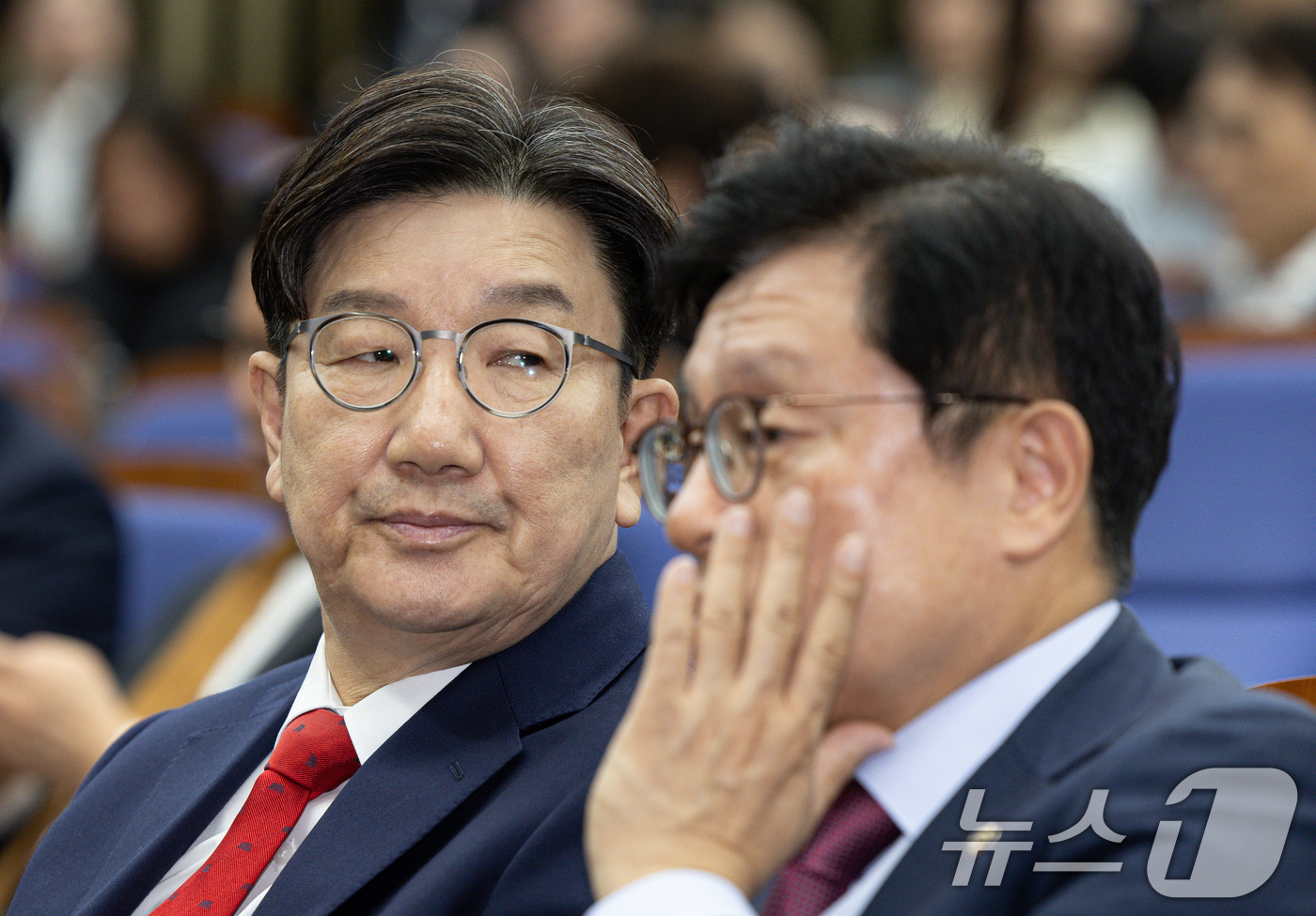 (서울=뉴스1) 이재명 기자 = 권성동 국민의힘 원내대표가 8일 오후 서울 여의도 국회에서 열린 의원총회에서 생각에 잠겨 있다. 2025.5.8/뉴스1