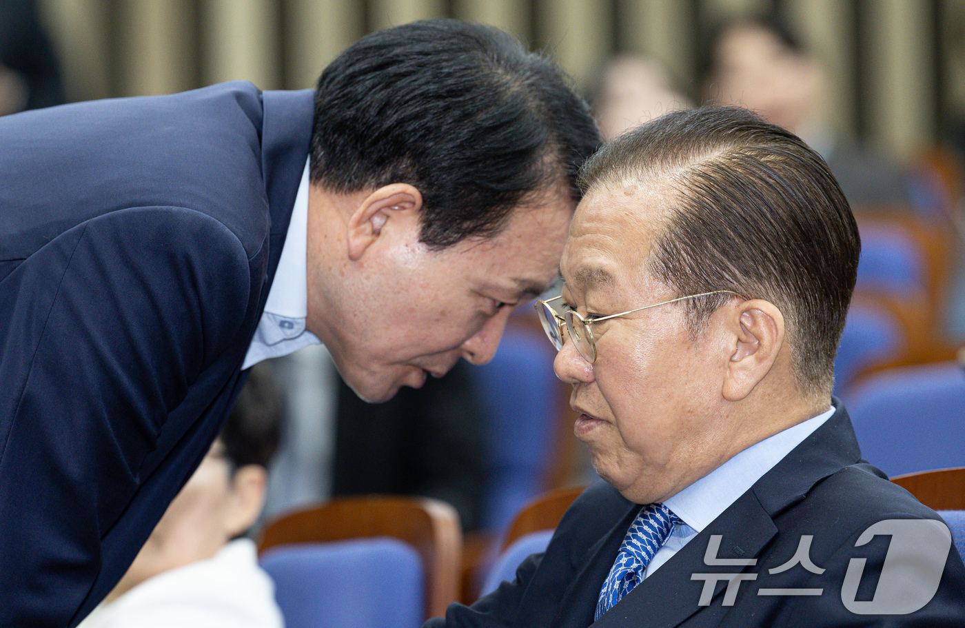 (서울=뉴스1) 이재명 기자 = 권영세 국민의힘 비상대책위원장과 성일종 의원이 8일 오후 서울 여의도 국회에서 열린 의원총회에서 대화를 하고 있다. 2025.5.8/뉴스1