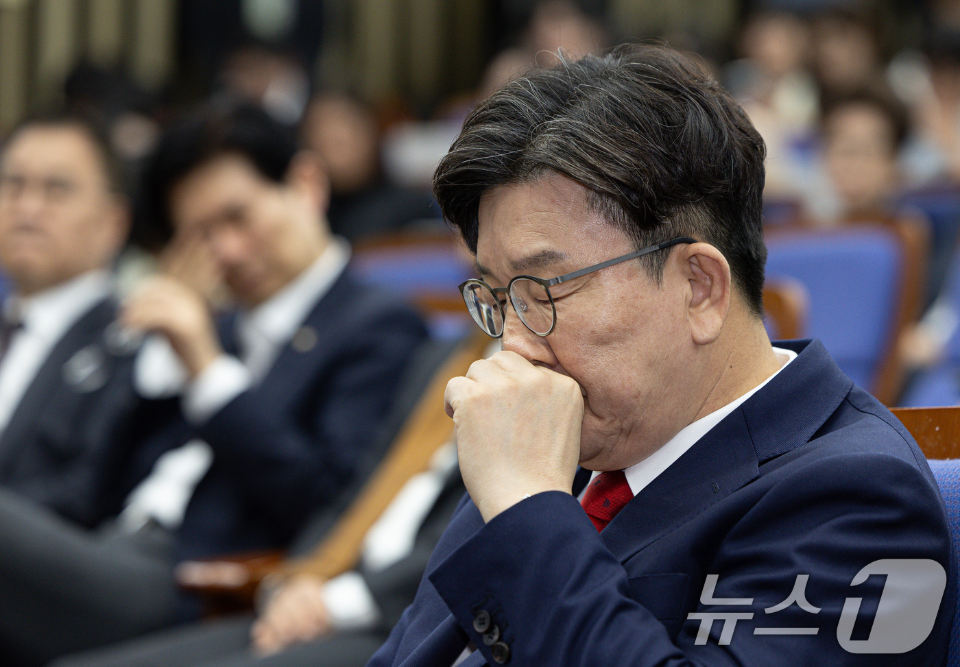 (서울=뉴스1) 이재명 기자 = 권성동 국민의힘 원내대표가 8일 오후 서울 여의도 국회에서 열린 의원총회에서 생각에 잠겨 있다. 2025.5.8/뉴스1