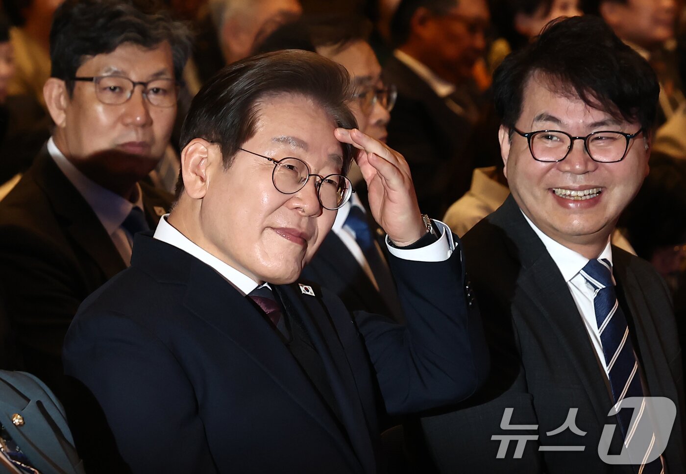본문 이미지 - 이재명 더불어민주당 대통령 후보가 8일 오후 서울 영등포구 중소기업중앙회에서 열린 선거대책위원회 직능본부 민생정책 협약식에서 자리하고 있다. 오른쪽은 이한주 민주연구원장. 2025.5.8/뉴스1 ⓒ News1 김민지 기자