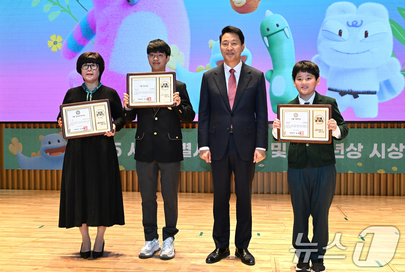 (서울=뉴스1) = 오세훈 서울시장이 8일 서울 중구 서울시청에서 열린 '103회 어린이날 기념 행사'에서 서울시민상 어린이·청소년 부문 대상 수상자와 기념 촬영을 하고 있다. ( …