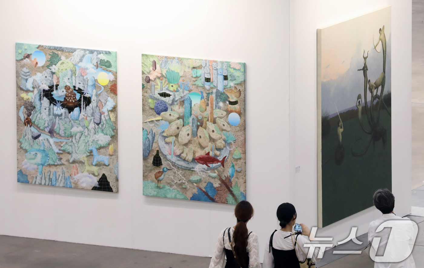 (부산=뉴스1) 윤일지 기자 = 8일 오후 부산 해운대구 벡스코 제1전시장에서 열린 '아트부산 2025' VIP 프리뷰를 찾은 관람객들이 전시를 둘러보고 있다.이날 VIP 프리뷰를 …