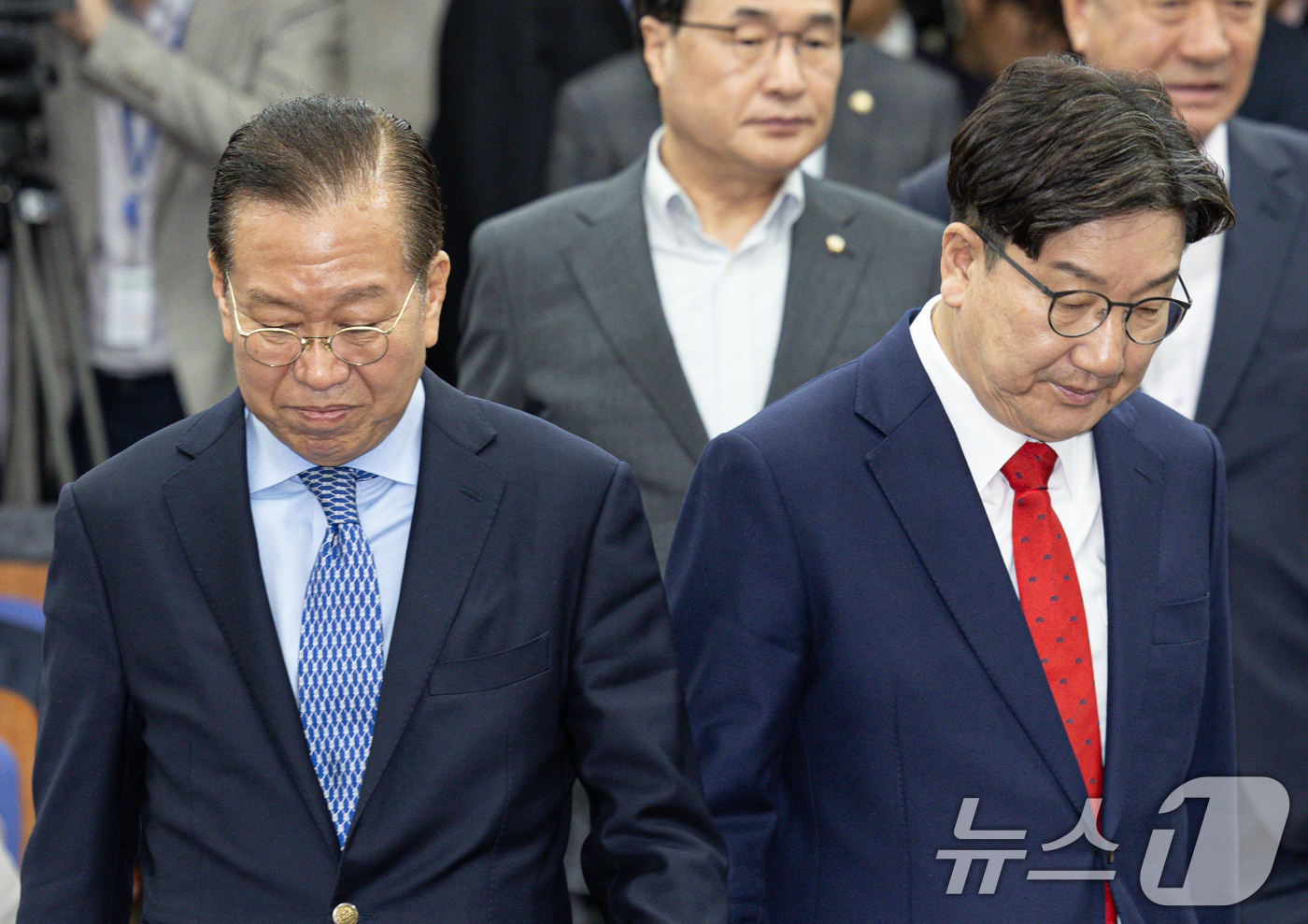 (서울=뉴스1) 이재명 기자 = 권영세 국민의힘 비상대책위원장과 권성동 원내대표가 8일 오후 서울 여의도 국회에서 열린 의원총회에 참석하고 있다. 2025.5.8/뉴스1