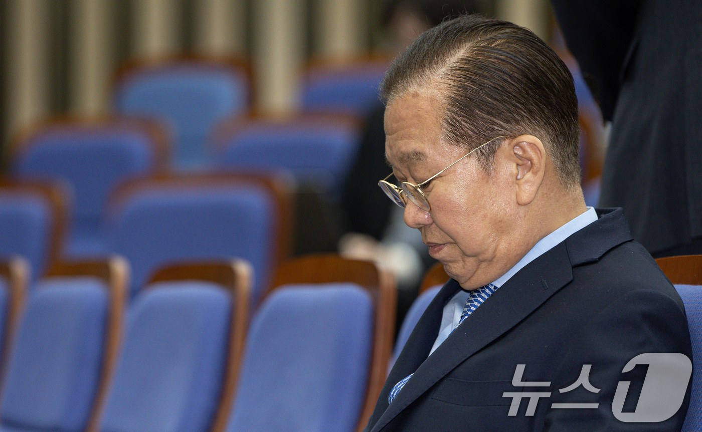 (서울=뉴스1) 이재명 기자 = 권영세 국민의힘 비상대책위원장이 8일 오후 서울 여의도 국회에서 열린 의원총회에서 생각에 잠겨 있다. 2025.5.8/뉴스1
