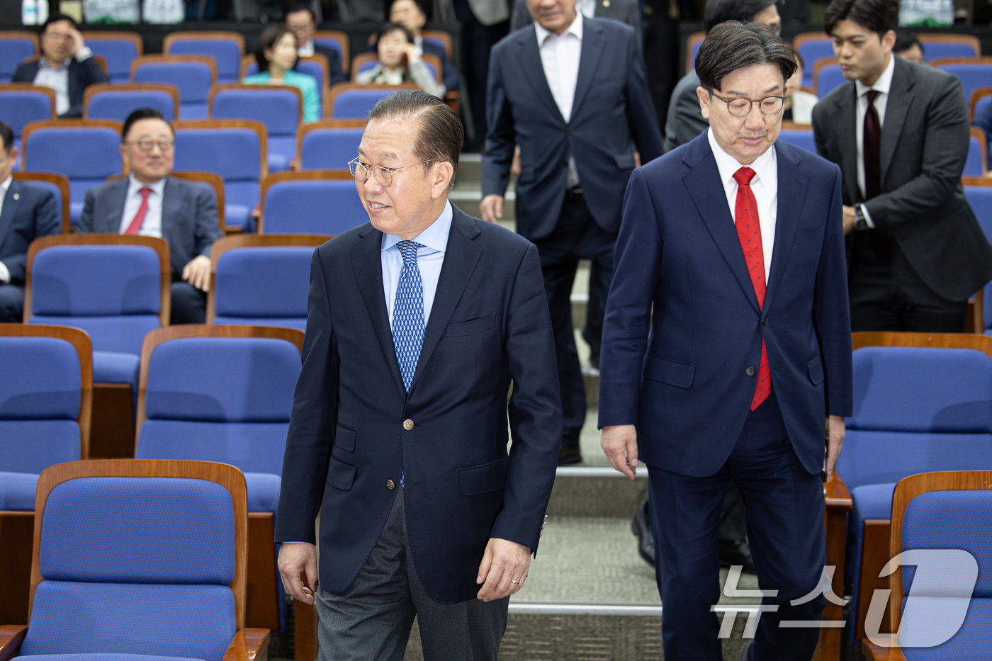 (서울=뉴스1) 이재명 기자 = 권영세 국민의힘 비상대책위원장과 권성동 원내대표가 8일 오후 서울 여의도 국회에서 열린 의원총회에 참석하고 있다. 2025.5.8/뉴스1