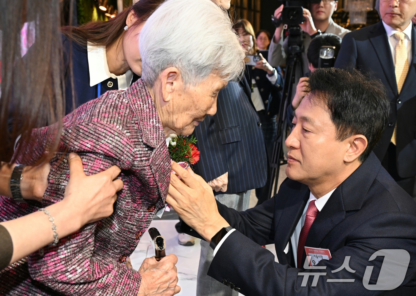 (서울=뉴스1) = 오세훈 서울시장이 8일 서울 마포구 케이터틀 컨벤션홀에서 열린 '제53회 어버이날 기념식'에 참석한 최고령 어르신에게 카네이션을 달아드리고 있다. (서울시 제공 …