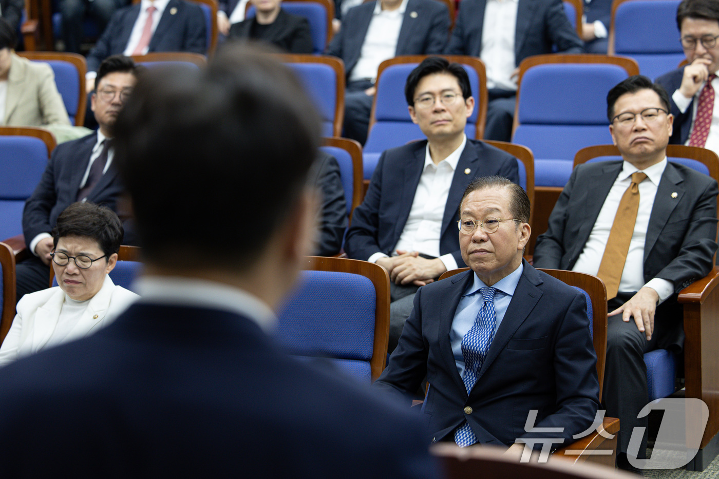 (서울=뉴스1) 이재명 기자 = 권영세 국민의힘 비상대책위원장을 비롯한 의원들이 8일 오후 서울 여의도 국회에서 열린 의원총회에서 권성동 원내대표의 발언을 듣고 있다. 2025.5 …
