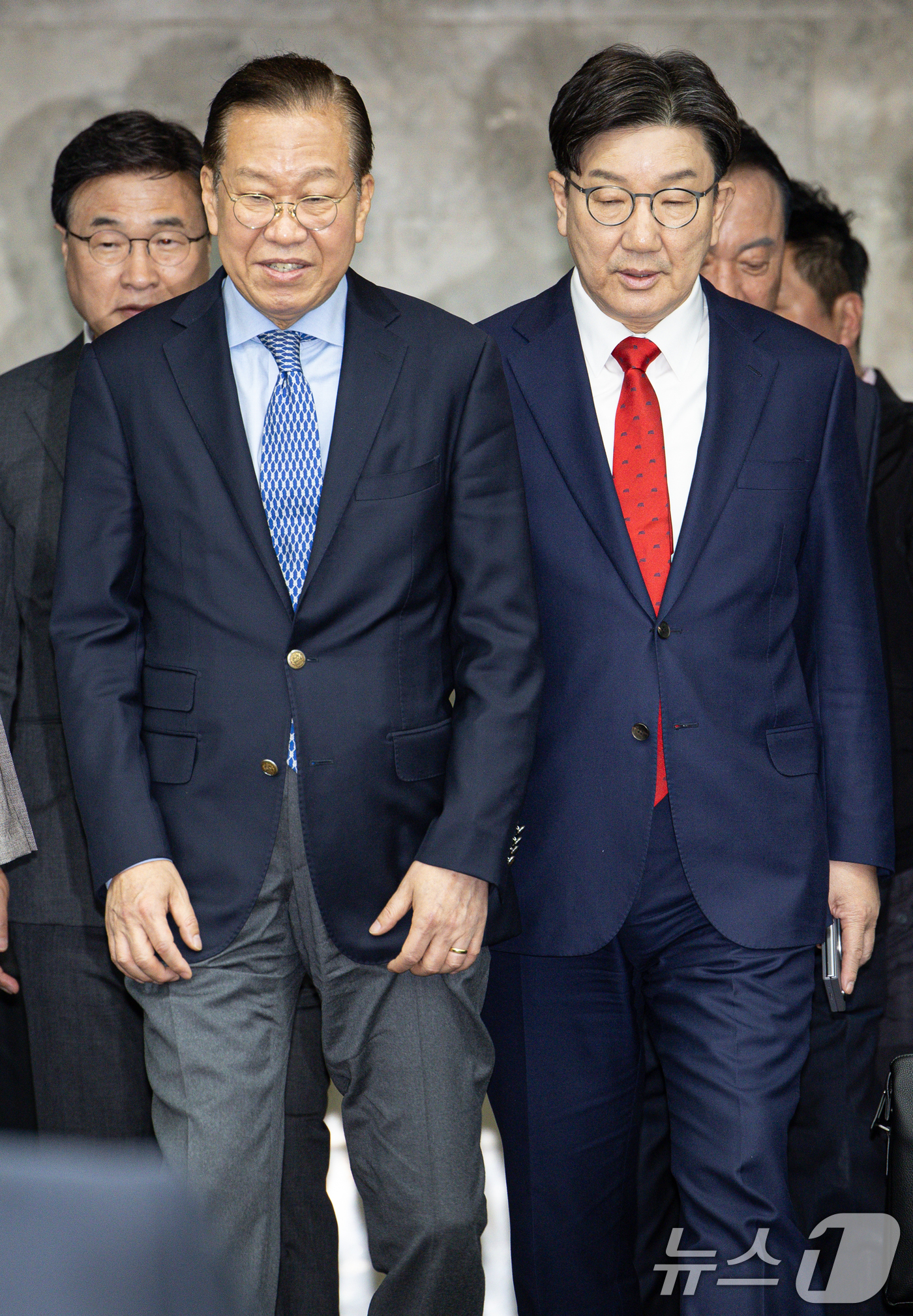 (서울=뉴스1) 이재명 기자 = 권영세 국민의힘 비상대책위원장과 권성동 원내대표가 8일 오후 서울 여의도 국회에서 열린 의원총회에 참석하고 있다. 2025.5.8/뉴스1