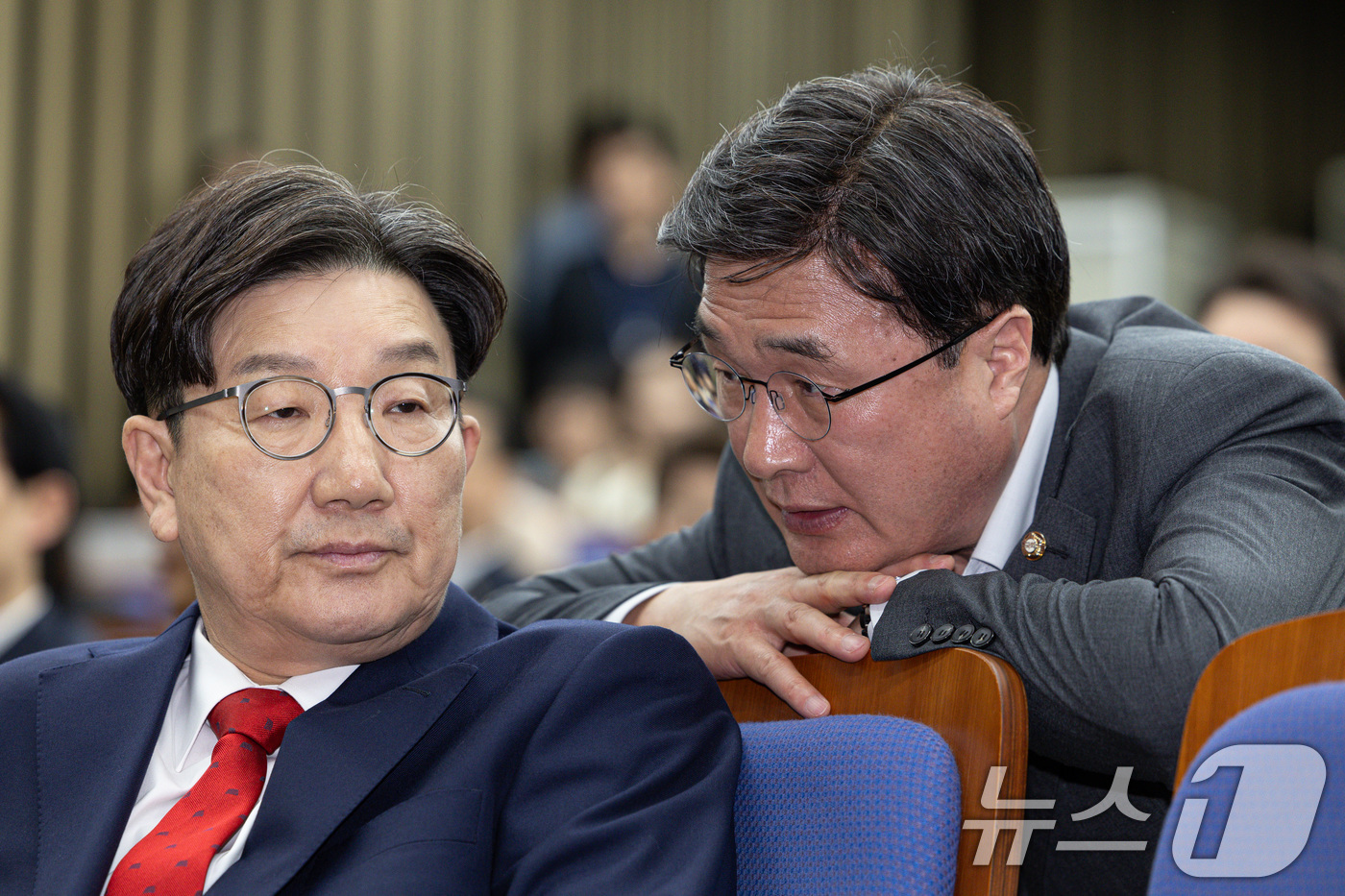 (서울=뉴스1) 이재명 기자 = 권성동 국민의힘 원내대표와 김대식 의원이 8일 오후 서울 여의도 국회에서 열린 의원총회에서 대화를 하고 있다. 2025.5.8/뉴스1