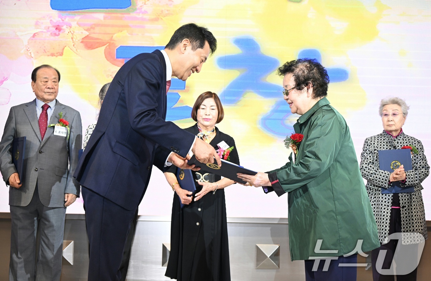 (서울=뉴스1) = 오세훈 서울시장이 8일 서울 마포구 케이터틀 컨벤션홀에서 열린 '제53회 어버이날 기념식'에서 효행 유공자에게 표창을 수여하고 있다. (서울시 제공. 재판매 및 …