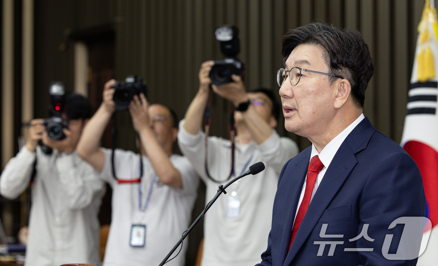 (서울=뉴스1) 이재명 기자 = 권성동 국민의힘 원내대표가 8일 오후 서울 여의도 국회에서 열린 의원총회에서 발언을 하고 있다. 2025.5.8/뉴스1