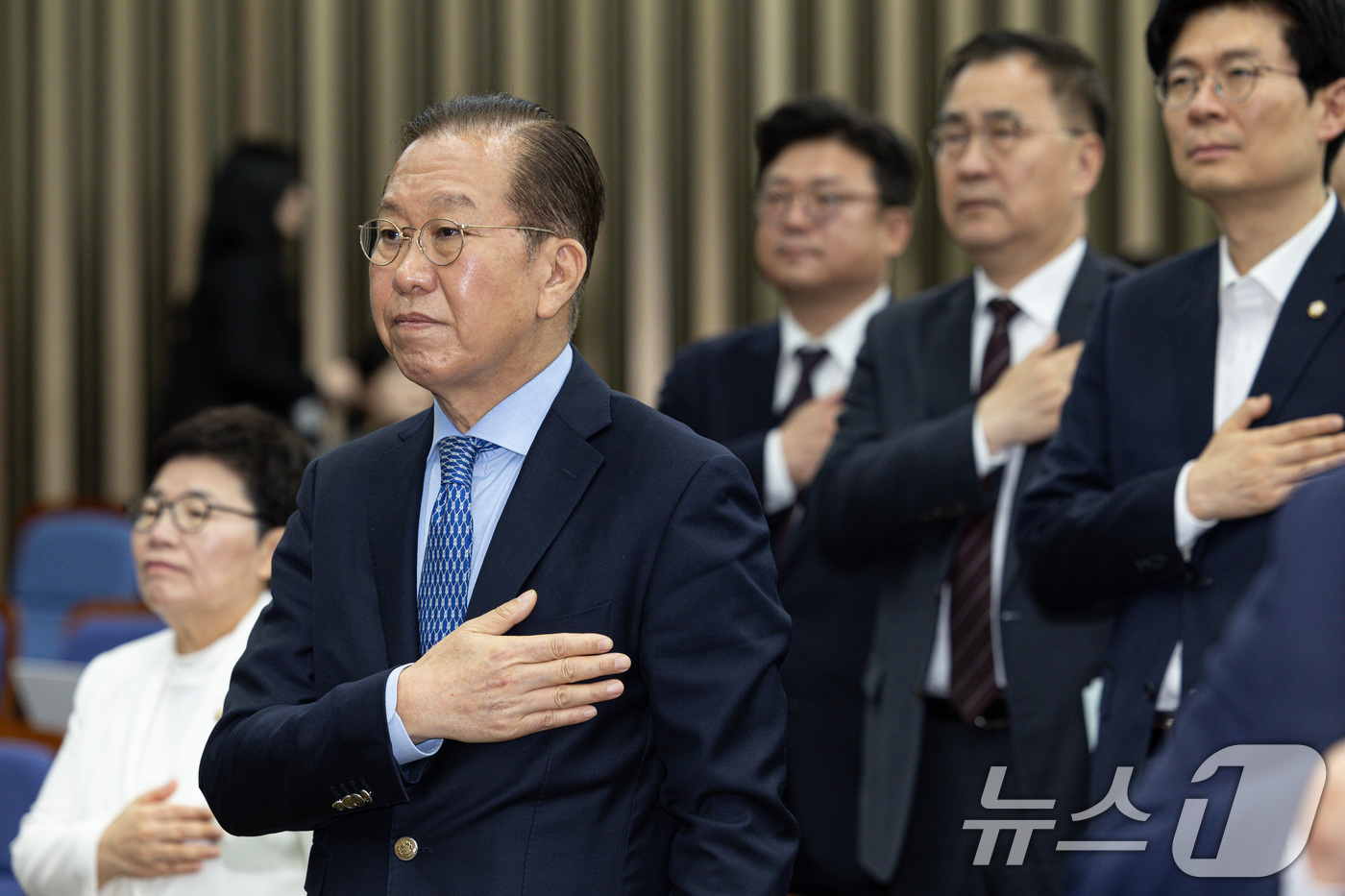 (서울=뉴스1) 이재명 기자 = 권영세 국민의힘 비상대책위원장이 8일 오후 서울 여의도 국회에서 열린 의원총회에서 국민의례를 하고 있다. 2025.5.8/뉴스1