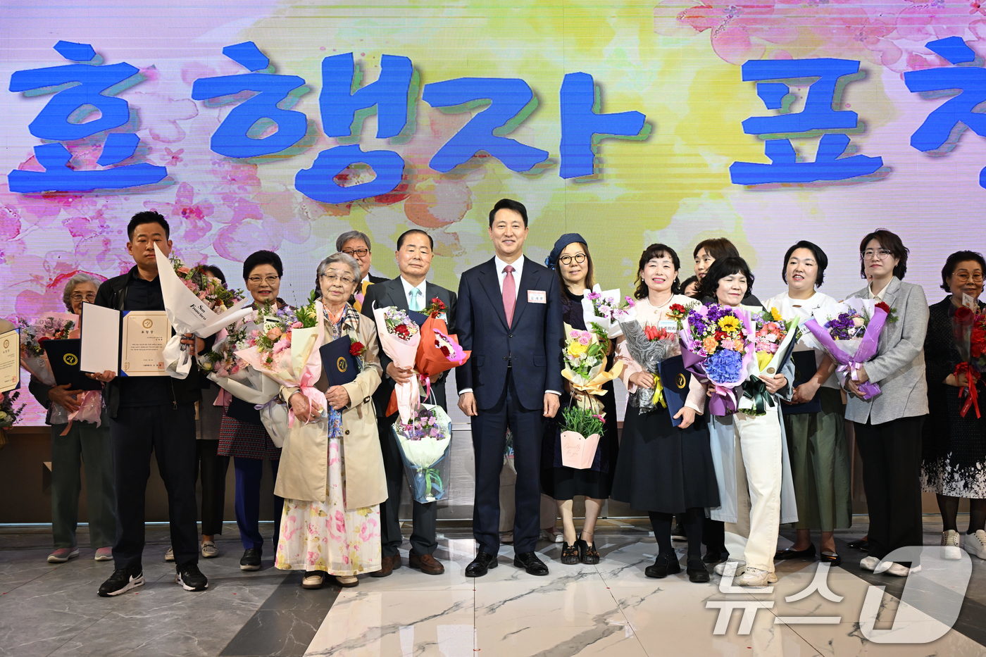 (서울=뉴스1) = 오세훈 서울시장이 8일 서울 마포구 케이터틀 컨벤션홀에서 열린 '제53회 어버이날 기념식'에서 효행 유공자들과 기념 촬영을 하고 있다. (서울시 제공. 재판매 …