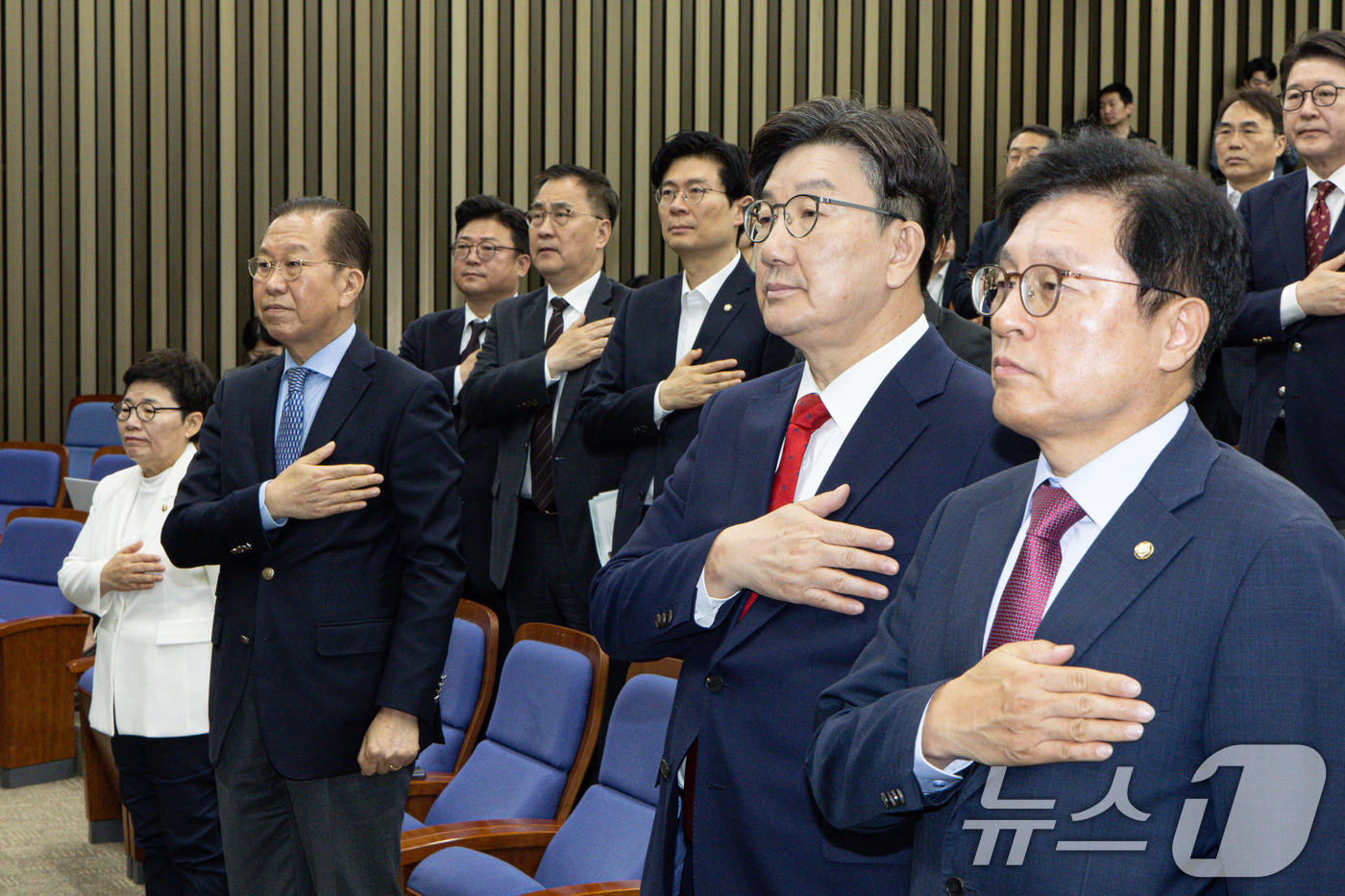 (서울=뉴스1) 이재명 기자 = 권영세 국민의힘 비상대책위원장과 권성동 원내대표가 8일 오후 서울 여의도 국회에서 열린 의원총회에서 국민의례를 하고 있다. 2025.5.8/뉴스1