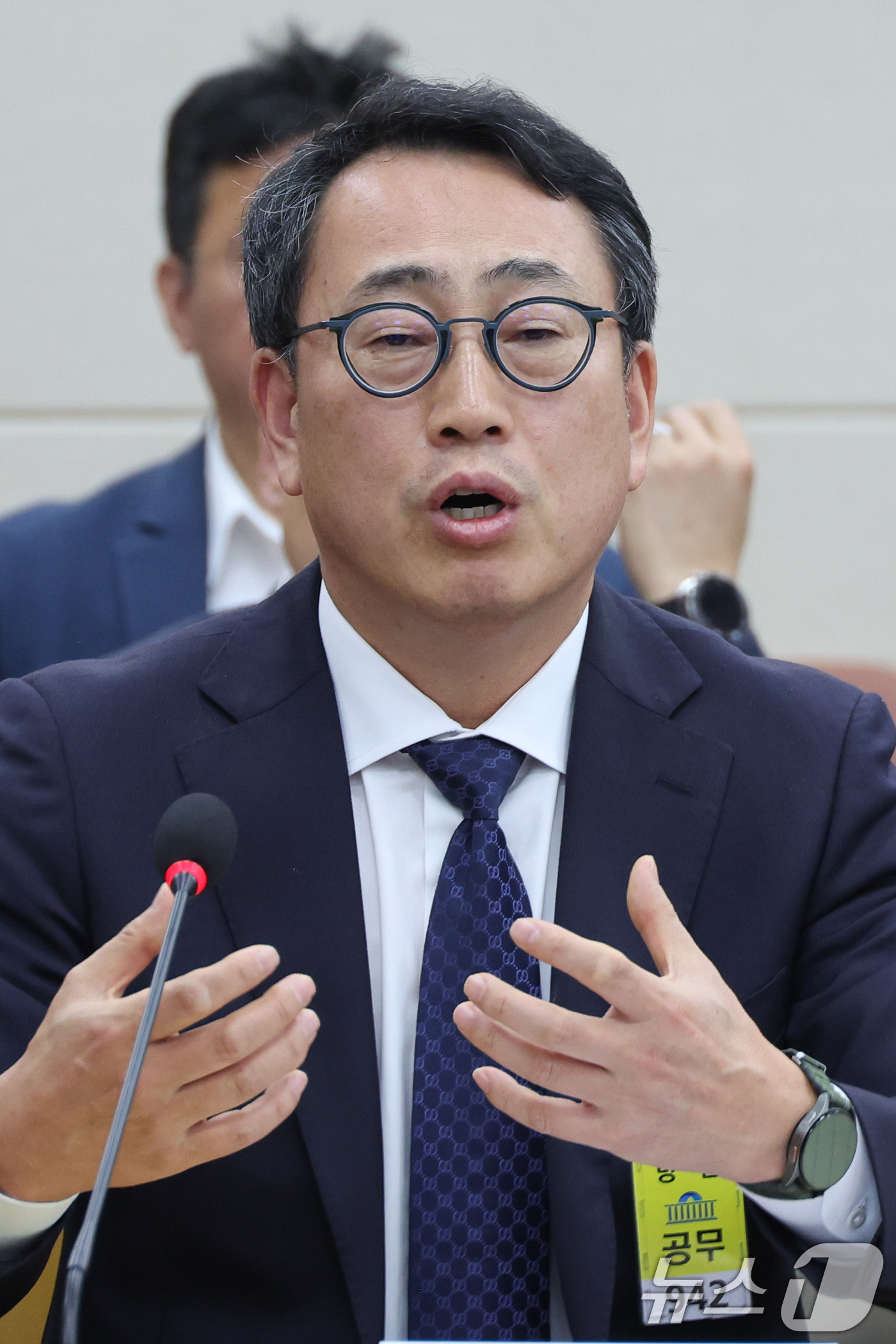 (서울=뉴스1) 안은나 기자 = 유영상 SK텔레콤 대표이사가 8일 오후 서울 여의도 국회 과학기술정보방송통신위원회에서 열린 SK텔레콤 해킹 관련 청문회에 출석해 의원 질의에 답하고 …