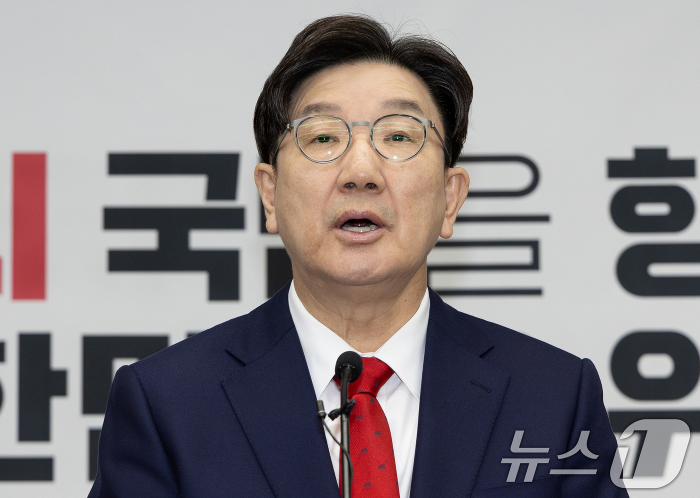 (서울=뉴스1) 이재명 기자 = 권성동 국민의힘 원내대표가 8일 오후 서울 여의도 국회에서 열린 의원총회에서 발언을 하고 있다. 2025.5.8/뉴스1