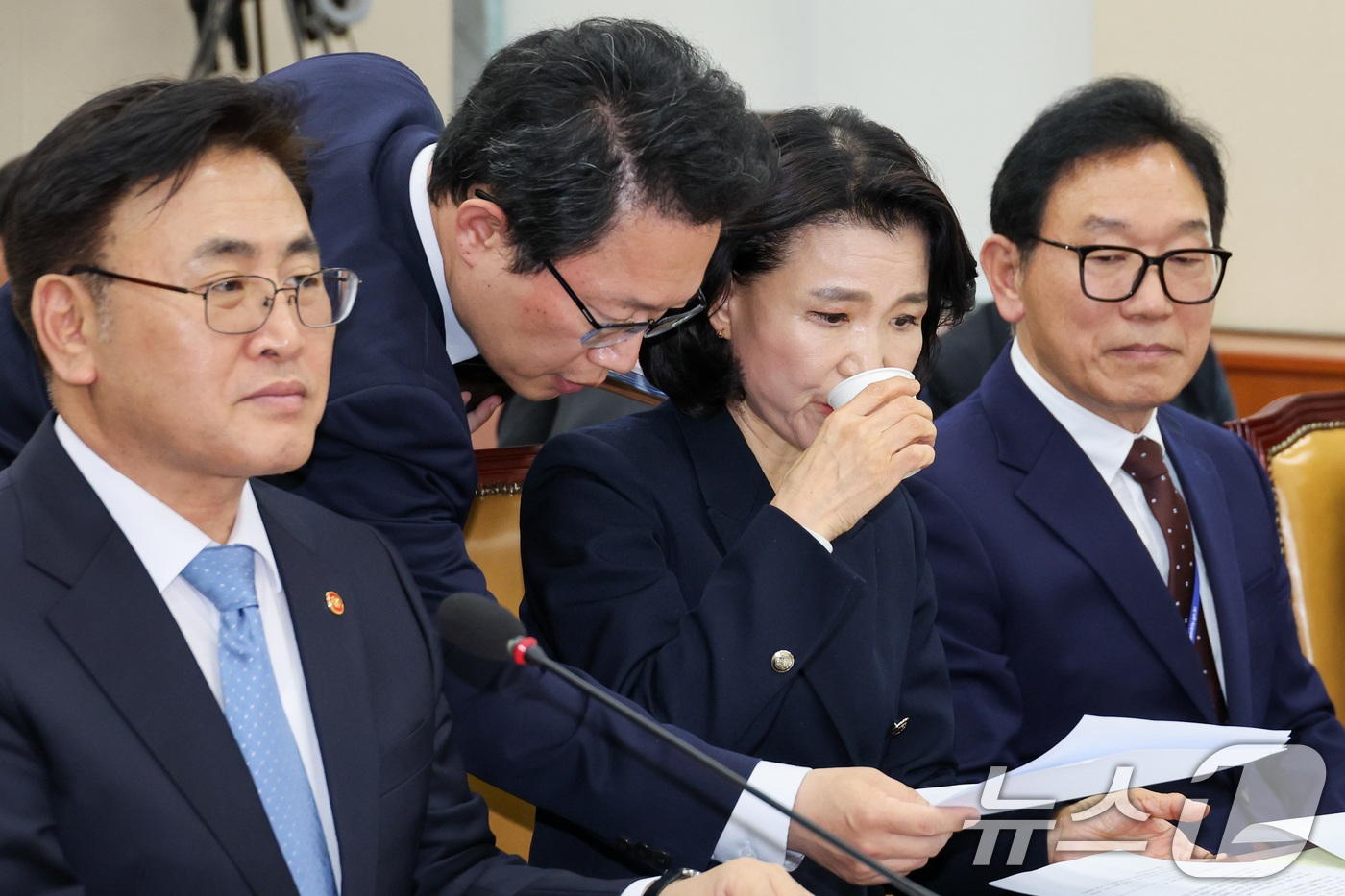 (서울=뉴스1) 안은나 기자 = 이진숙 방송통신위원장이 8일 오후 서울 여의도 국회 과학기술정보방송통신위원회에서 열린 SK텔레콤 해킹 관련 청문회에 출석해 자료를 살피고 있다. 2 …