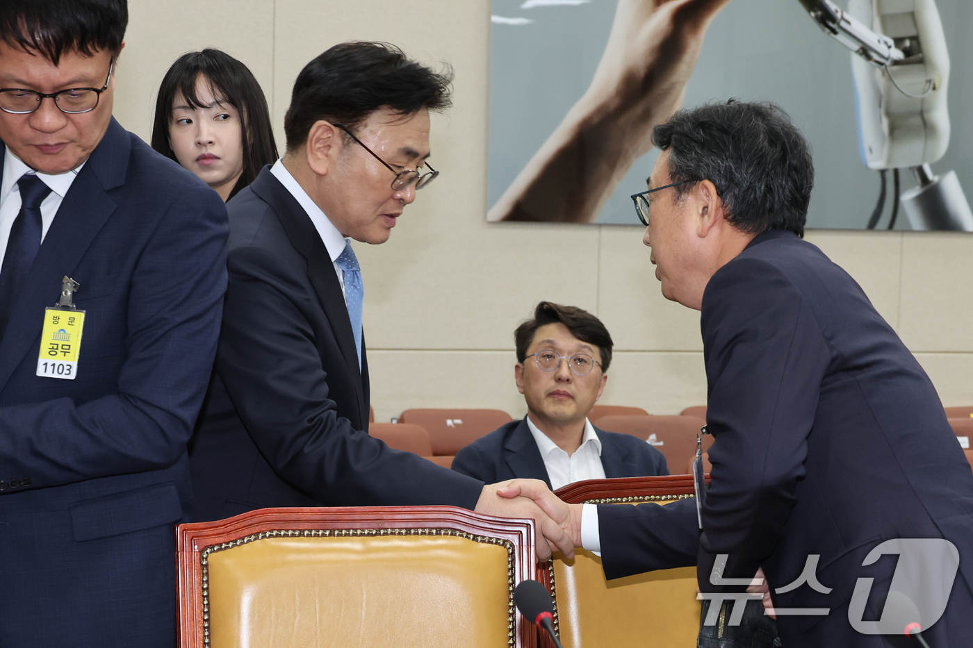 (서울=뉴스1) 안은나 기자 = 유상임 과학기술정보통신부 장관(왼쪽)과 유영상 SK텔레콤 대표이사가 8일 오후 서울 여의도 국회 과학기술정보방송통신위원회에서 열린 SK텔레콤 해킹 …