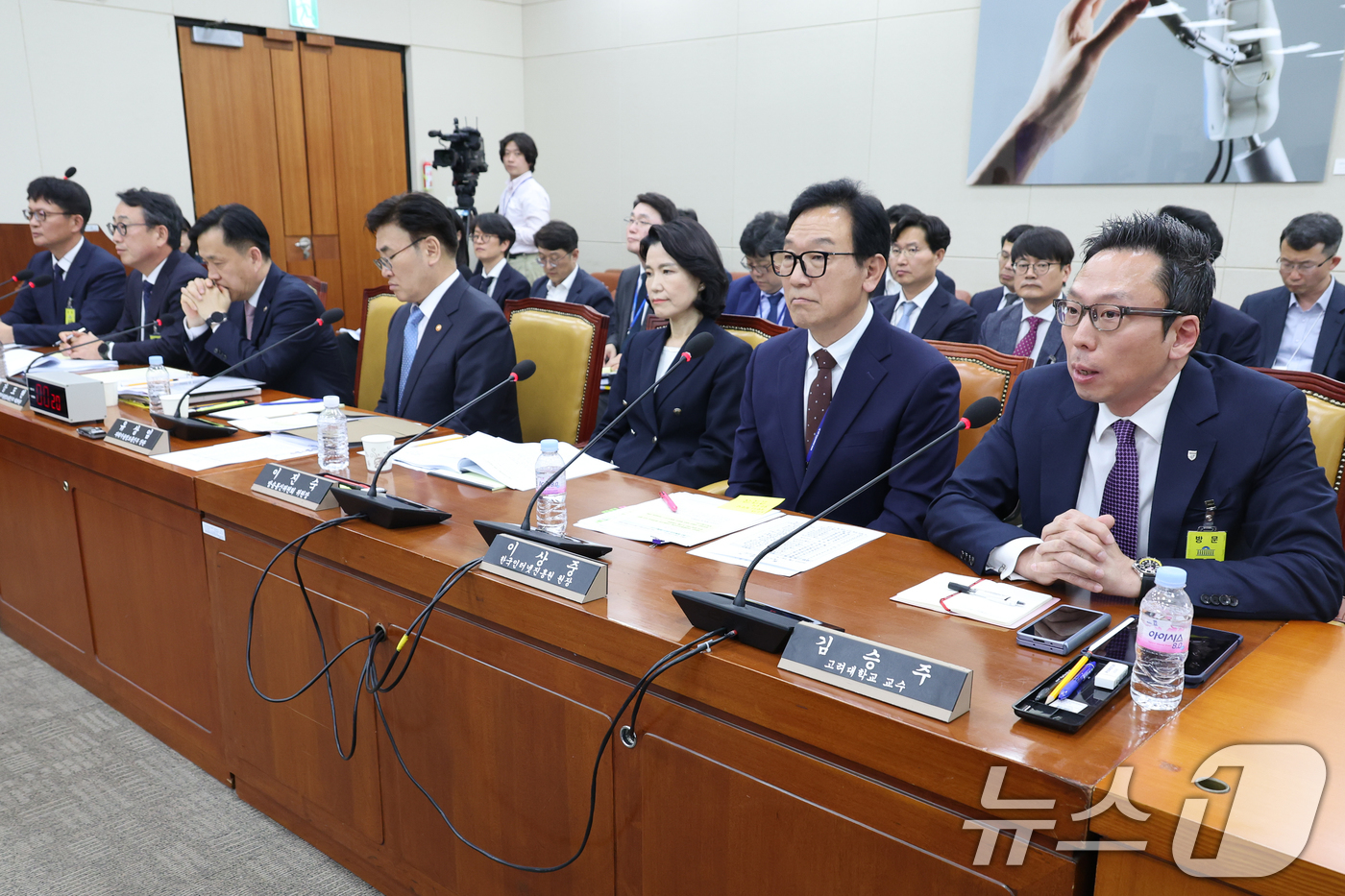 (서울=뉴스1) 안은나 기자 = 김승주 고려대 교수가 8일 오후 서울 여의도 국회 과학기술정보방송통신위원회에서 열린 SK텔레콤 해킹 관련 청문회에 출석해 의원 질의에 답하고 있다. …