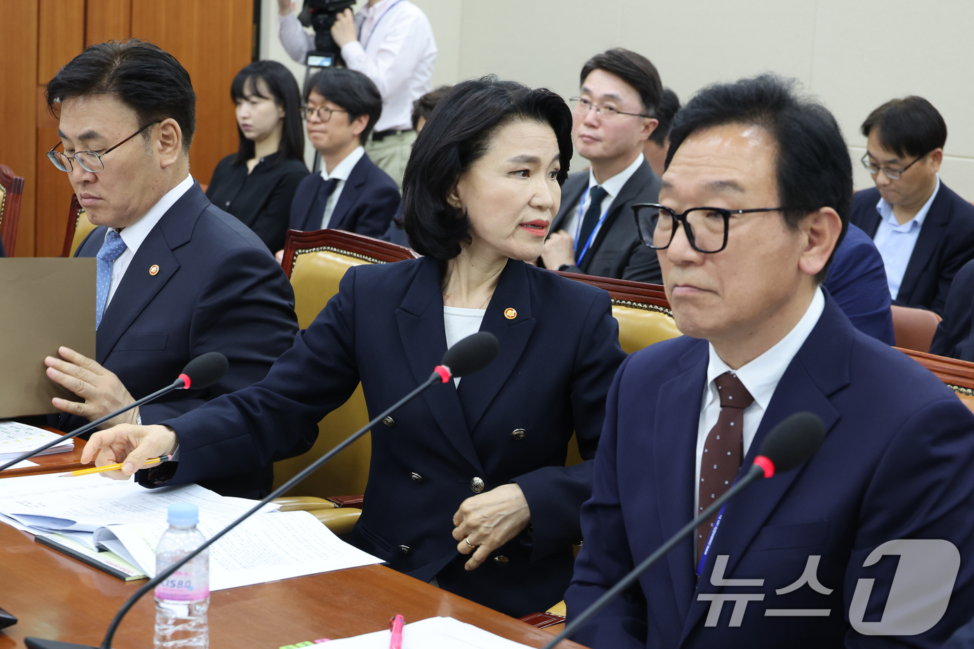 (서울=뉴스1) 안은나 기자 = 이진숙 방송통신위원장이 8일 오후 서울 여의도 국회 과학기술정보방송통신위원회에서 열린 SK텔레콤 해킹 관련 청문회에서 김태규 부위원장 출석을 요구하 …