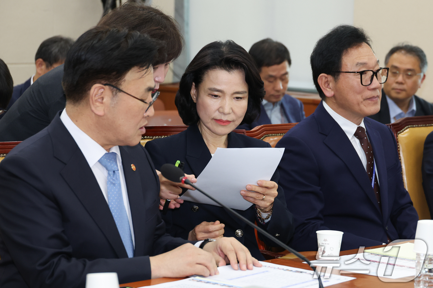 (서울=뉴스1) 안은나 기자 = 이진숙 방송통신위원장이 8일 오후 서울 여의도 국회 과학기술정보방송통신위원회에서 열린 SK텔레콤 해킹 관련 청문회에 출석해 자료를 살피고 있다. 2 …