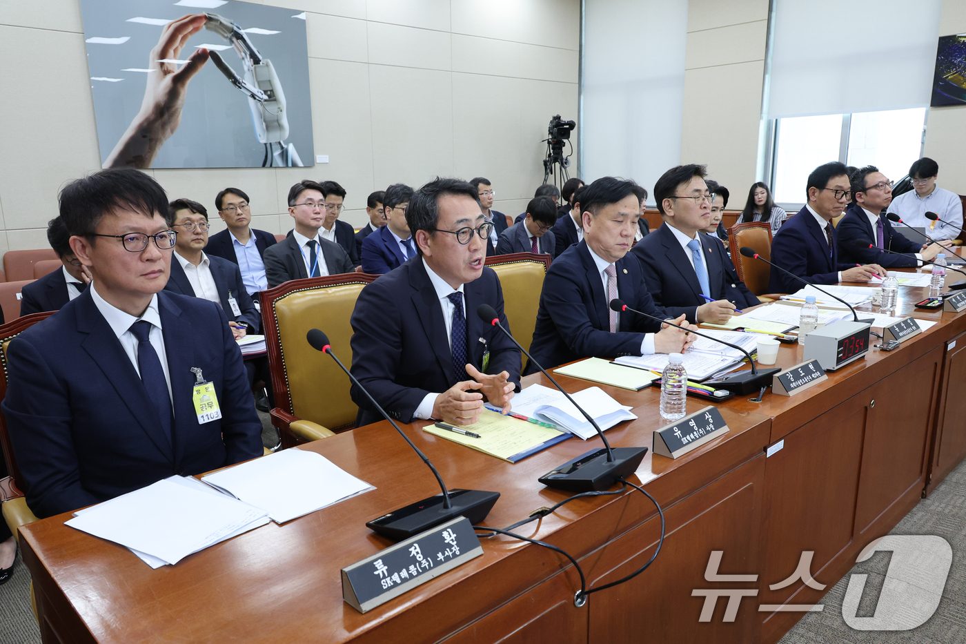 (서울=뉴스1) 안은나 기자 = 유영상 SK텔레콤 대표이사가 8일 오후 서울 여의도 국회 과학기술정보방송통신위원회에서 열린 SK텔레콤 해킹 관련 청문회에 출석해 의원 질의에 답하고 …