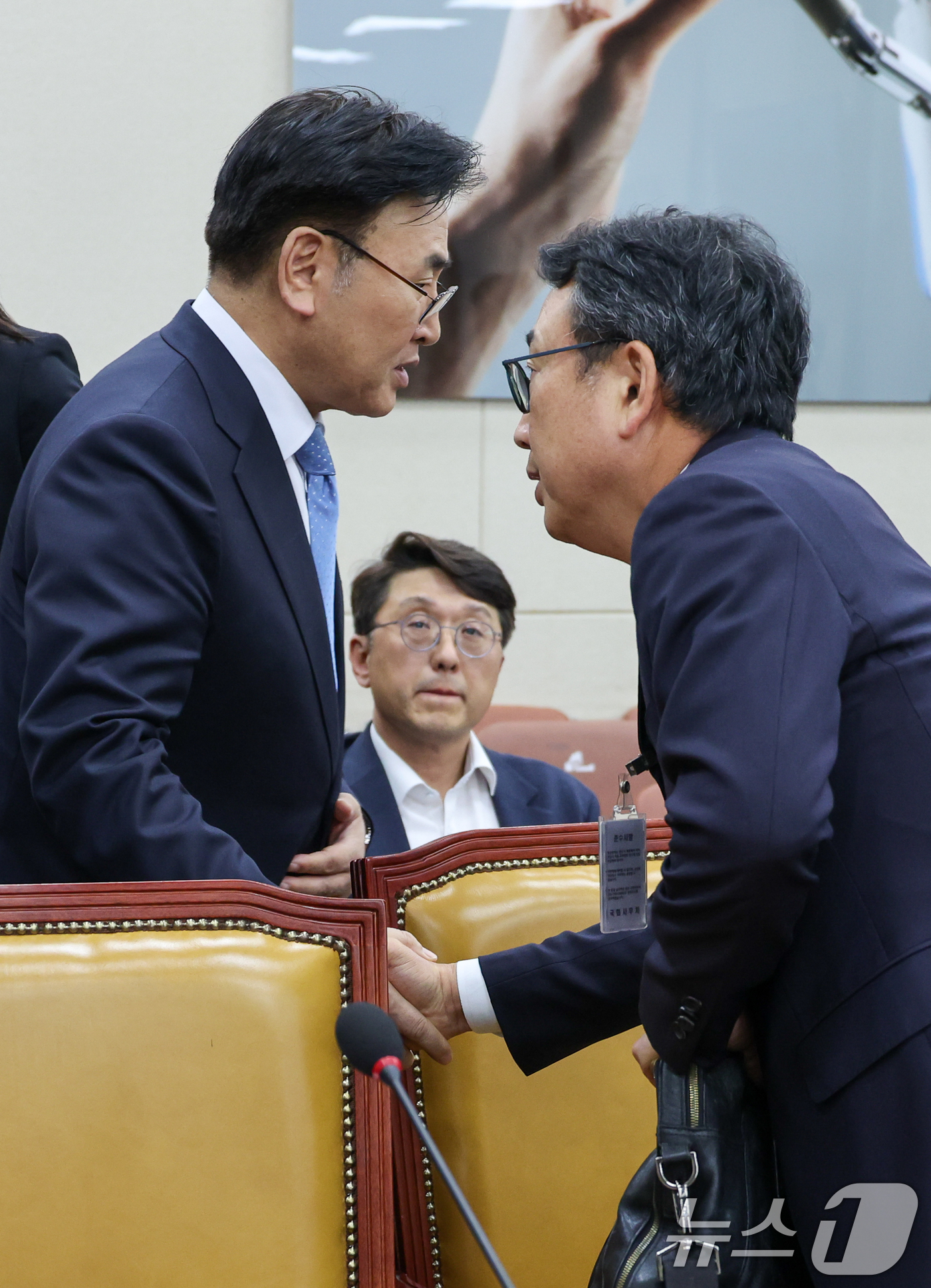 (서울=뉴스1) 안은나 기자 = 유상임 과학기술정보통신부 장관(왼쪽)과 유영상 SK텔레콤 대표이사가 8일 오후 서울 여의도 국회 과학기술정보방송통신위원회에서 열린 SK텔레콤 해킹 …