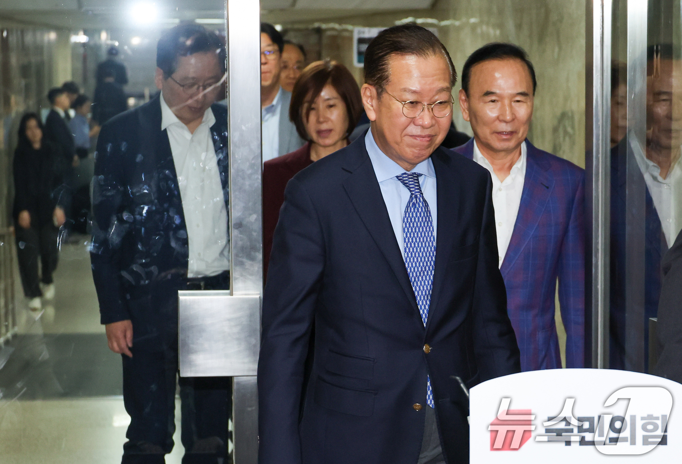 (서울=뉴스1) 안은나 기자 = 권영세 국민의힘 비상대책위원장을 비롯한 의원들이 8일 오후 서울 여의도 국회에서 의원총회 정회 후 이석하고 있다. 2025.5.8/뉴스1