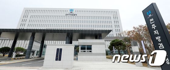새벽 길 걷던 여성 4명 성추행한 30대 공무원 법정행