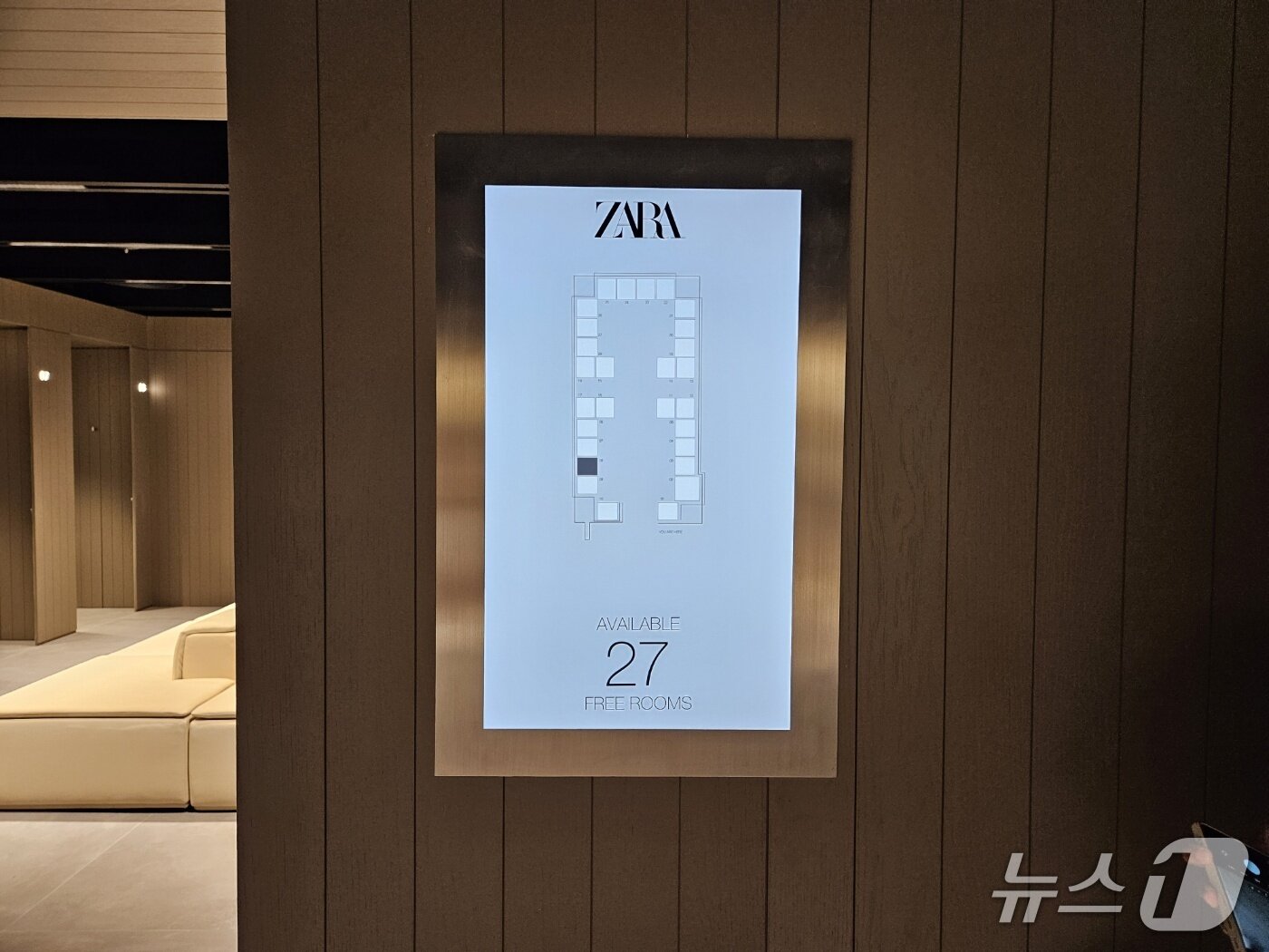 본문 이미지 - 자라 명동 눈스퀘어 플래그십 스토어. 피팅룸 외부에서 빈방 여부를 확인할 수 있는 시스템.ⓒ 뉴스1/김진희 기자.