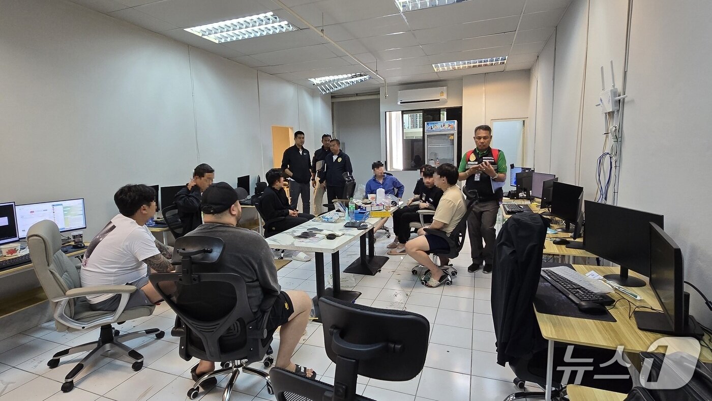 본문 이미지 - 현장 검거 사진. 2025.05.09/뉴스1(서울경찰청 금융범죄수사대 제공)