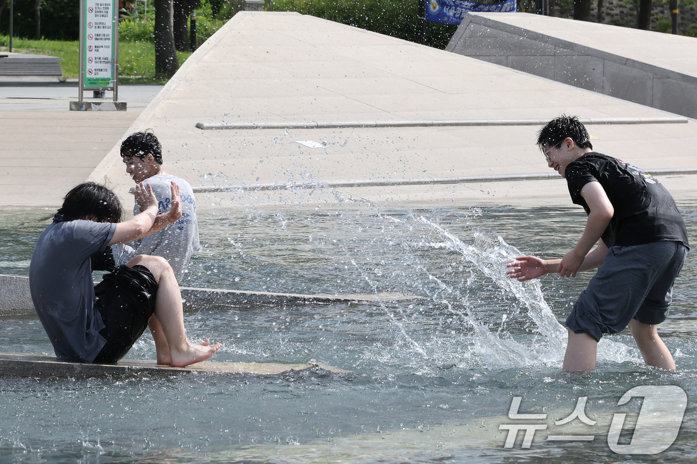 (서울=뉴스1) 장수영 기자 = 최고기온이 25도까지 오르며 무더운 날씨를 보인 8일 오후 서울 여의도 한강공원을 찾은 학생들이 물놀이를 하고 있다. 2025.5.8/뉴스1