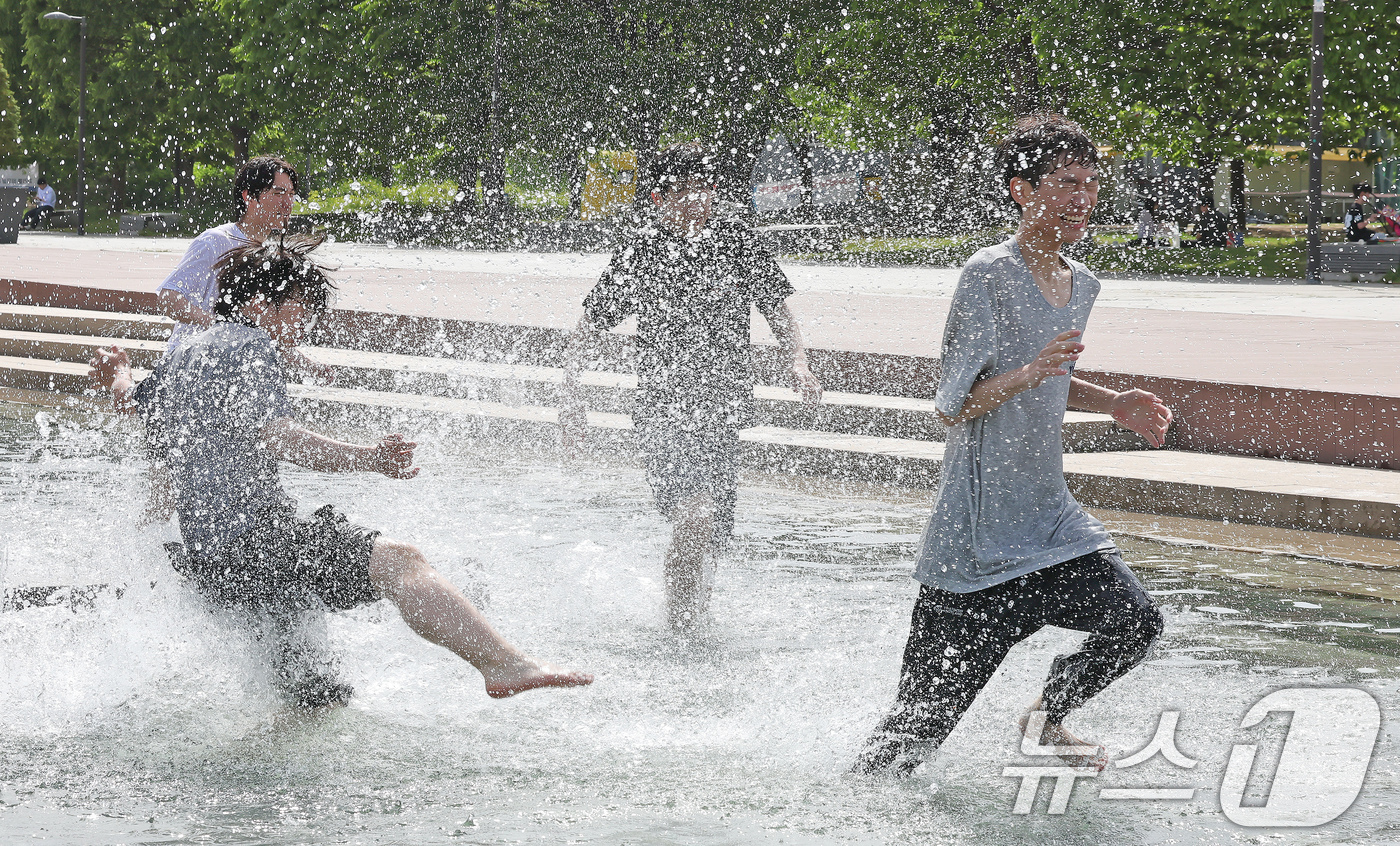 (서울=뉴스1) 장수영 기자 = 최고기온이 25도까지 오르며 무더운 날씨를 보인 8일 오후 서울 여의도 한강공원을 찾은 학생들이 물놀이를 하고 있다. 2025.5.8/뉴스1