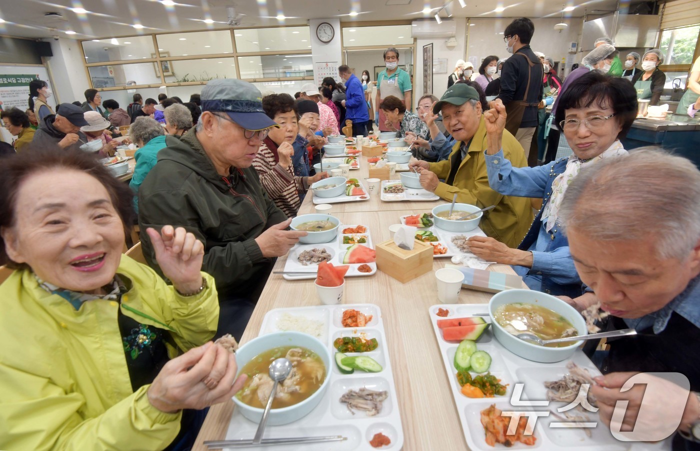 (서울=뉴스1) 이연주 기자 = 서울 송파구는 8일 삼전동 송파노인종합복지관에서 '5월愛 효도해 봄'이라는 주제로 '제53회 어버이날 기념 행사'를 열었다고 밝혔다. (송파구 제공 …