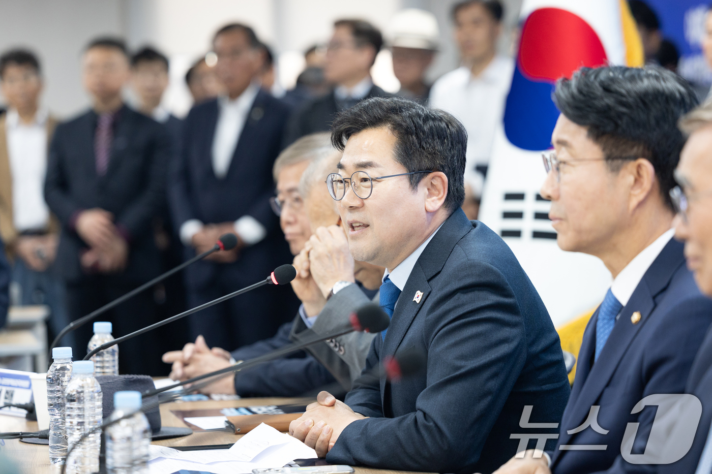(서울=뉴스1) 이승배 기자 = 박찬대 더불어민주당 대표 직무대행 겸 원내대표가 8일 서울 여의도 더불어민주당 중앙당사에서 열린 후보직속 '글로벌책임강국위원회 대책회의'에 참석해 …