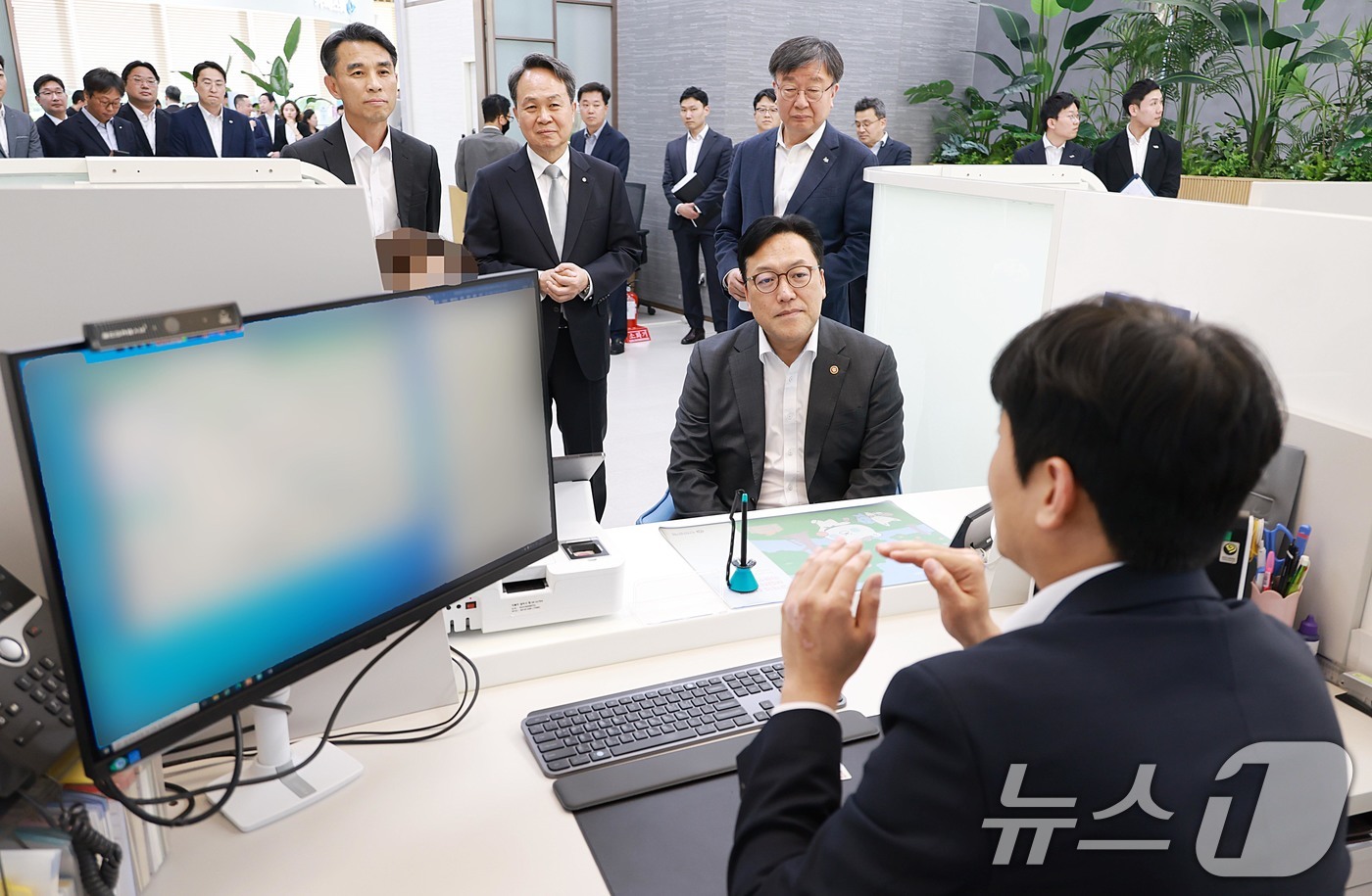 (서울=뉴스1) 이연주 기자 = 김병환 금융위원장이 8일 서울 중구 신한은행 본점 영업부를 방문해 진옥동 신한그룹 회장, 이재연 서민금융진흥원장, 이태훈 은행연합회 전무 등과 함께 …