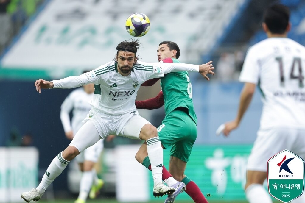본문 이미지 - 전북 콤파뇨&#40;왼쪽&#41;&#40;한국프로축구연맹 제공&#41; 