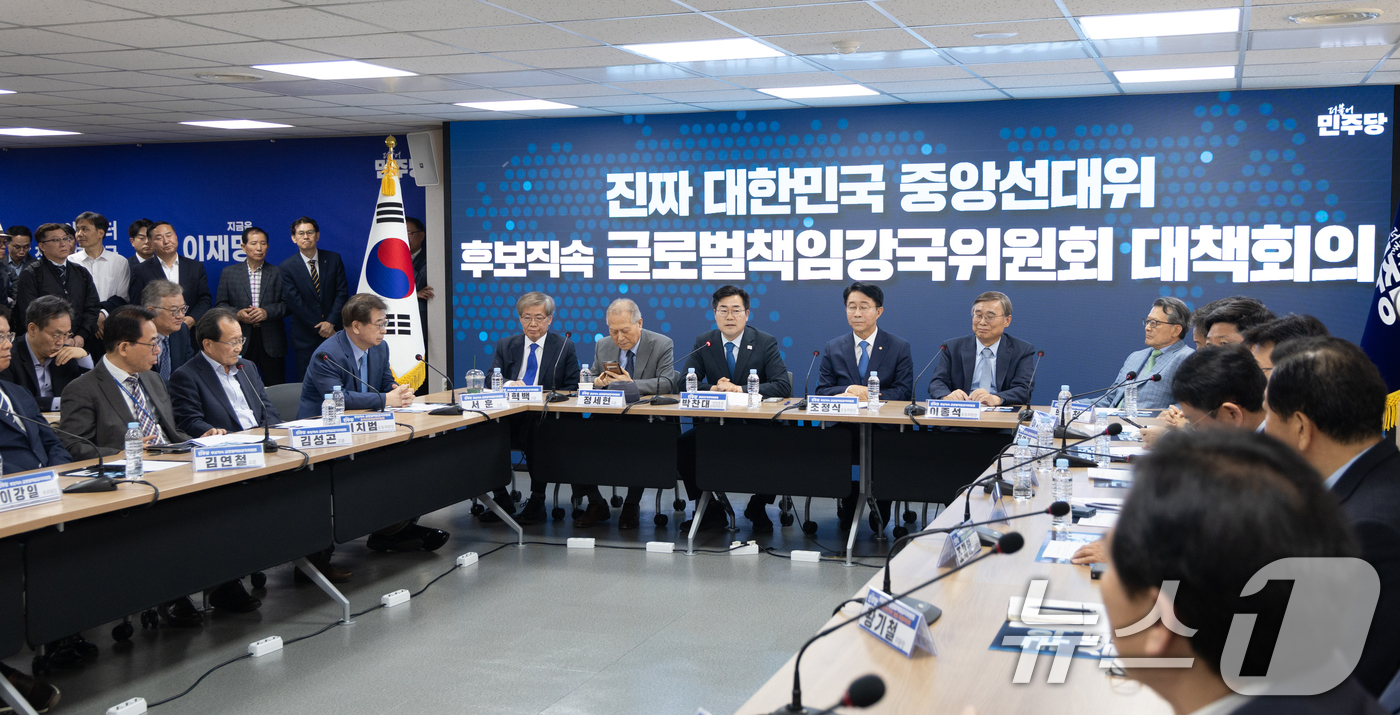 (서울=뉴스1) 이승배 기자 = 박찬대 더불어민주당 대표 직무대행 겸 원내대표가 8일 서울 여의도 더불어민주당 중앙당사에서 열린 후보직속 '글로벌책임강국위원회 대책회의'에 참석해 …