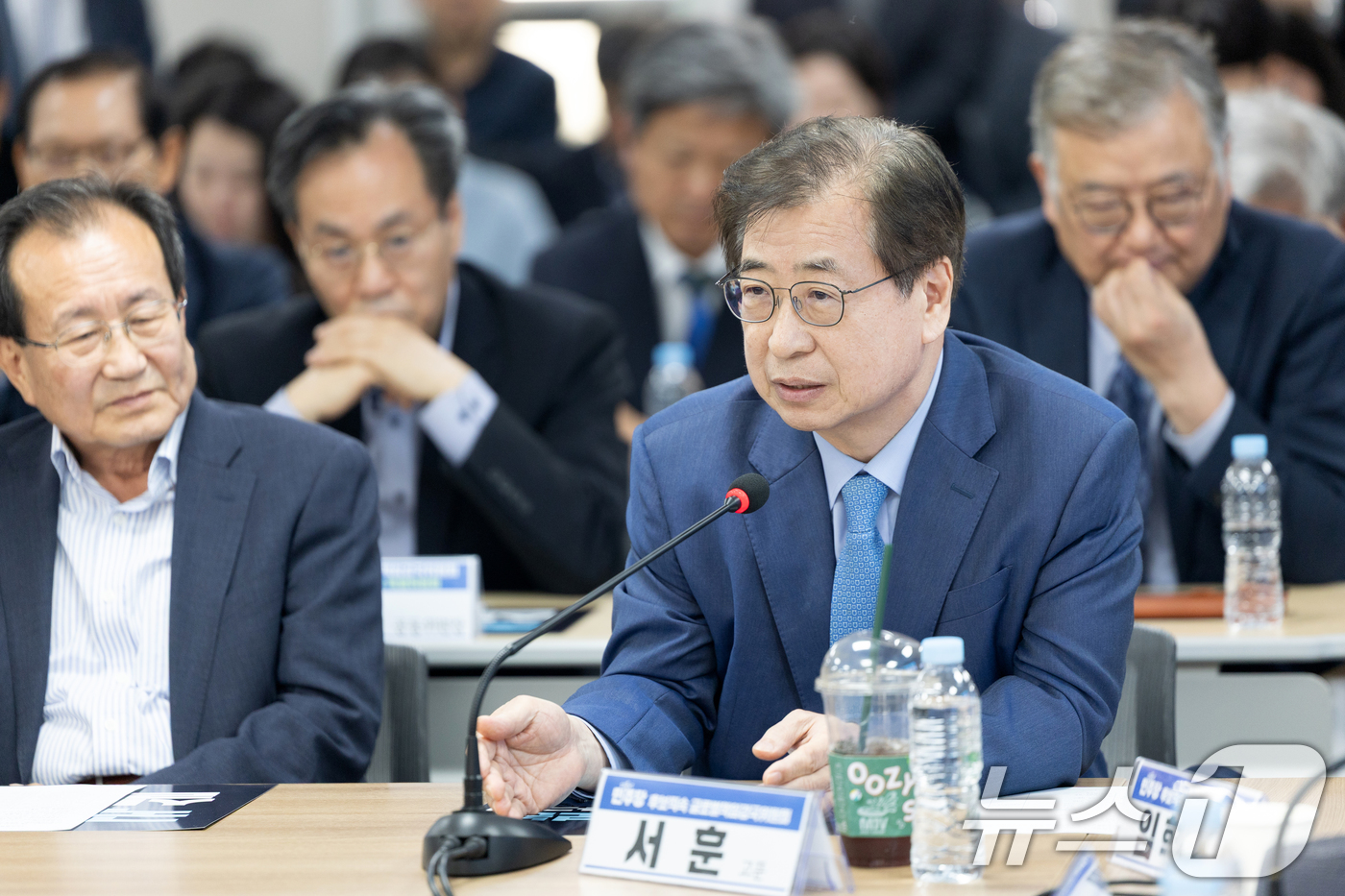 (서울=뉴스1) 이승배 기자 = 서훈 고문이 8일 서울 여의도 더불어민주당 중앙당사에서 열린 후보직속 '글로벌책임강국위원회 대책회의'에 참석해 인사말하고 있다. 2025.5.8/뉴 …