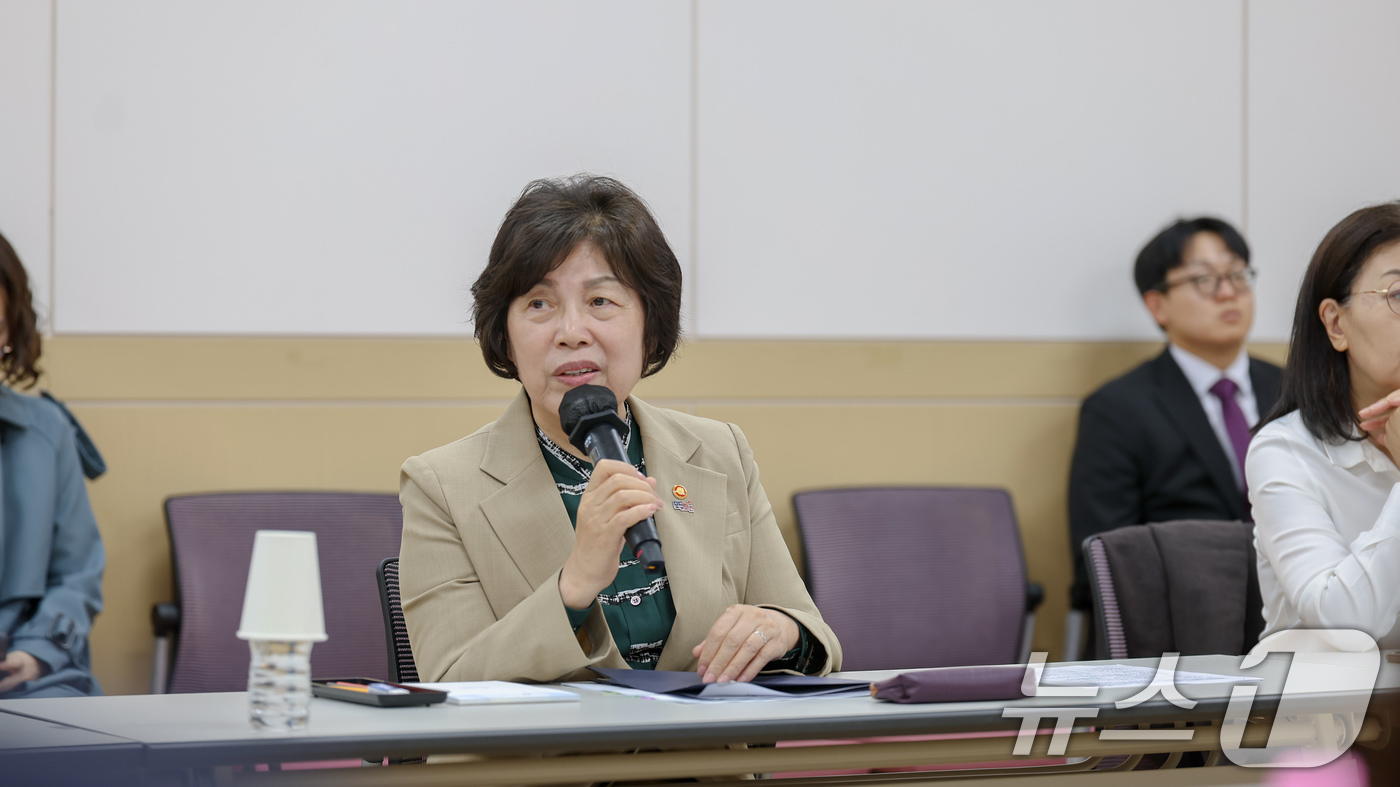 (서울=뉴스1) 이연주 기자 = 강정애 국가보훈부 장관이 8일 충남 공주시 공주아트센터에서 열린 정부혁신 어벤져스 위케이션에 참석해 인사말을 하고 있다. (국가보훈부 제공. 재판매 …