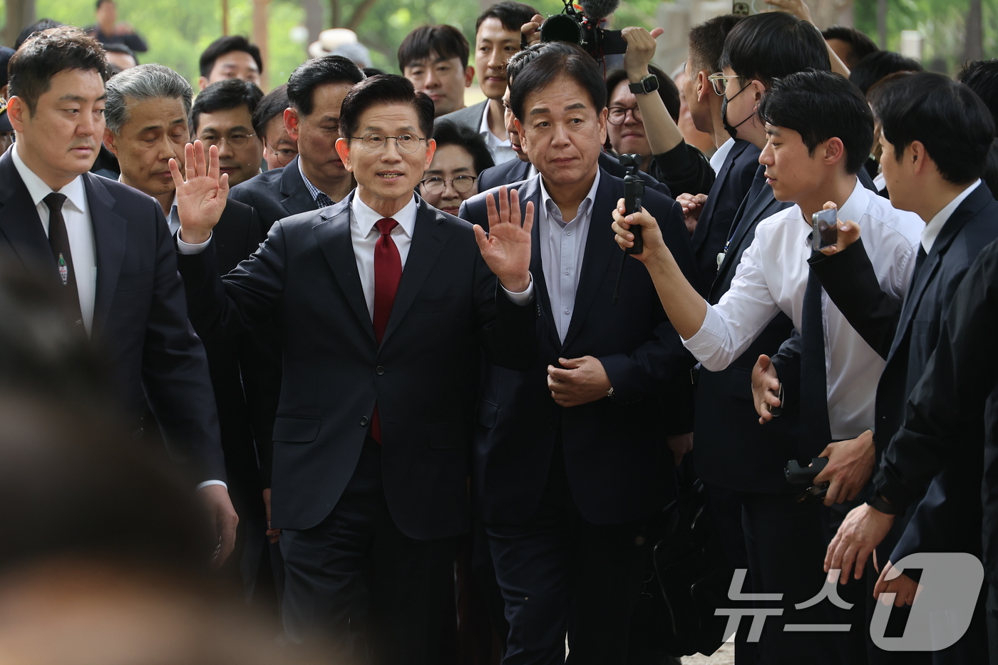 (서울=뉴스1) 안은나 기자 = 김문수 국민의힘 대통령 후보가 8일 한덕수 무소속 대선 예비후보와 '후보 단일화' 관련 회동을 위해 국회 사랑재에 위치한 커피숍으로 향하고 있다. …