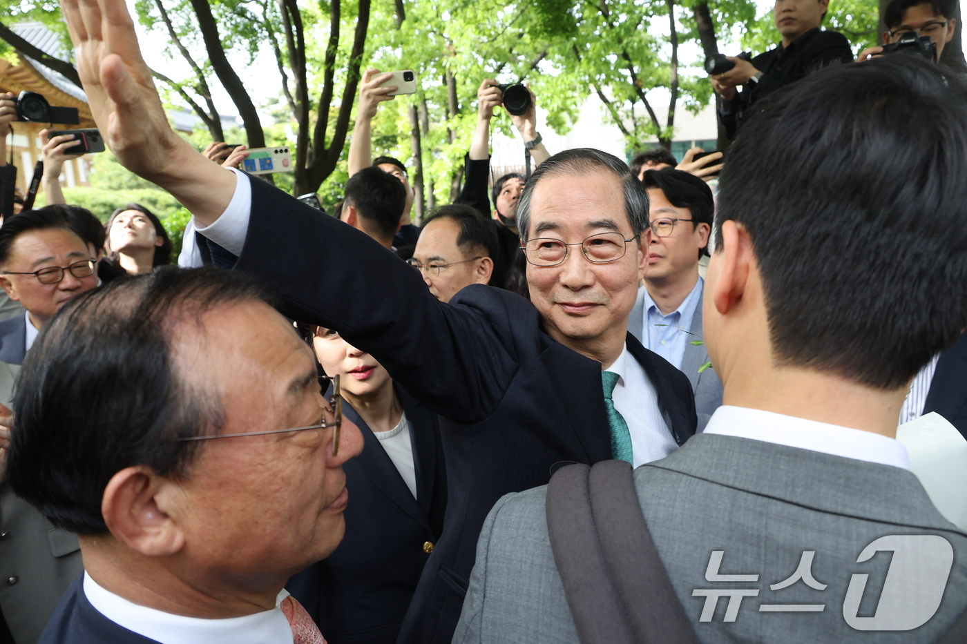 (서울=뉴스1) 안은나 기자 = 한덕수 무소속 대선 예비후보가 8일 오후 김문수 국민의힘 대통령 후보와 공개 회동을 하기 위해 서울 여의도 국회 강변서재로 향하고 있다.(공동취재) …