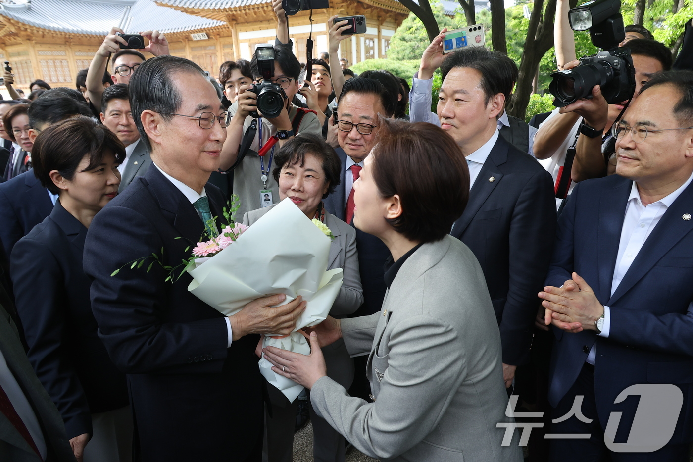 (서울=뉴스1) 안은나 기자 = 한덕수 무소속 대선 예비후보가 8일 오후 김문수 국민의힘 대통령 후보와  '후보 단일화' 관련 회동을 하기 위해 서울 여의도 국회 강변서재로 향하던 …