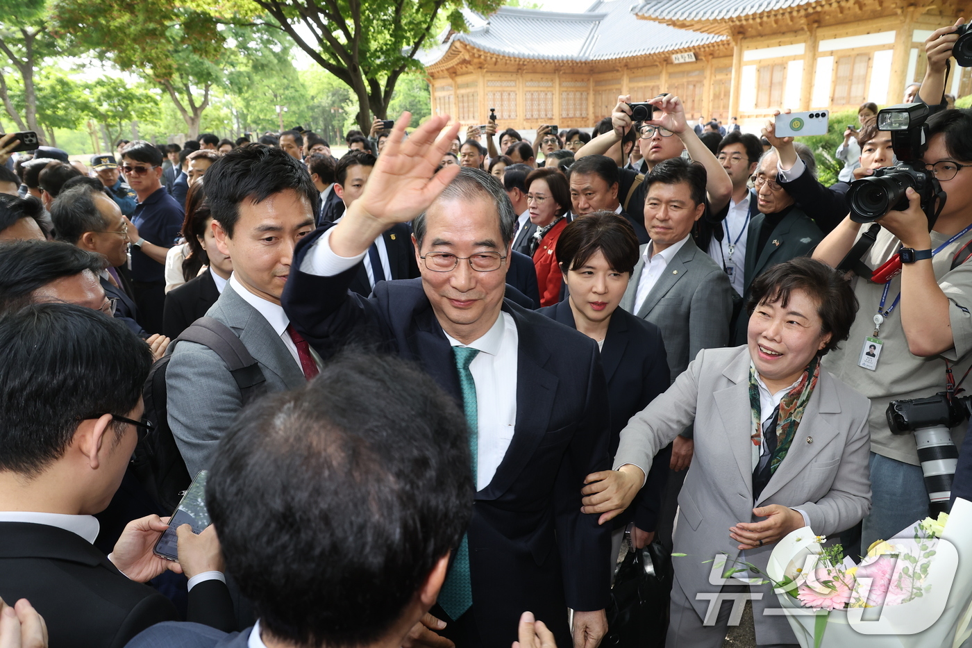 (서울=뉴스1) 안은나 기자 = 한덕수 무소속 대선 예비후보가 8일 오후 김문수 국민의힘 대통령 후보와 1:1 공개 회동을 하기 위해 서울 여의도 국회 강변서재로 향하고 있다.(공 …