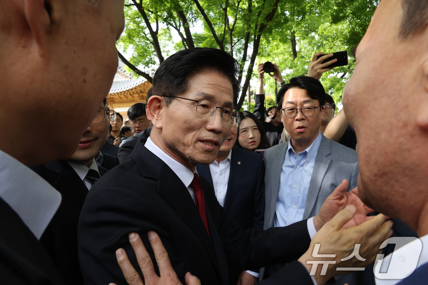 (서울=뉴스1) 안은나 기자 = 김문수 국민의힘 대통령 후보가 8일 한덕수 무소속 대선 예비후보와 후보와 '후보 단일화' 관련 회동을 하기 위해 서울 여의도 국회 강변서재로 향하고 …