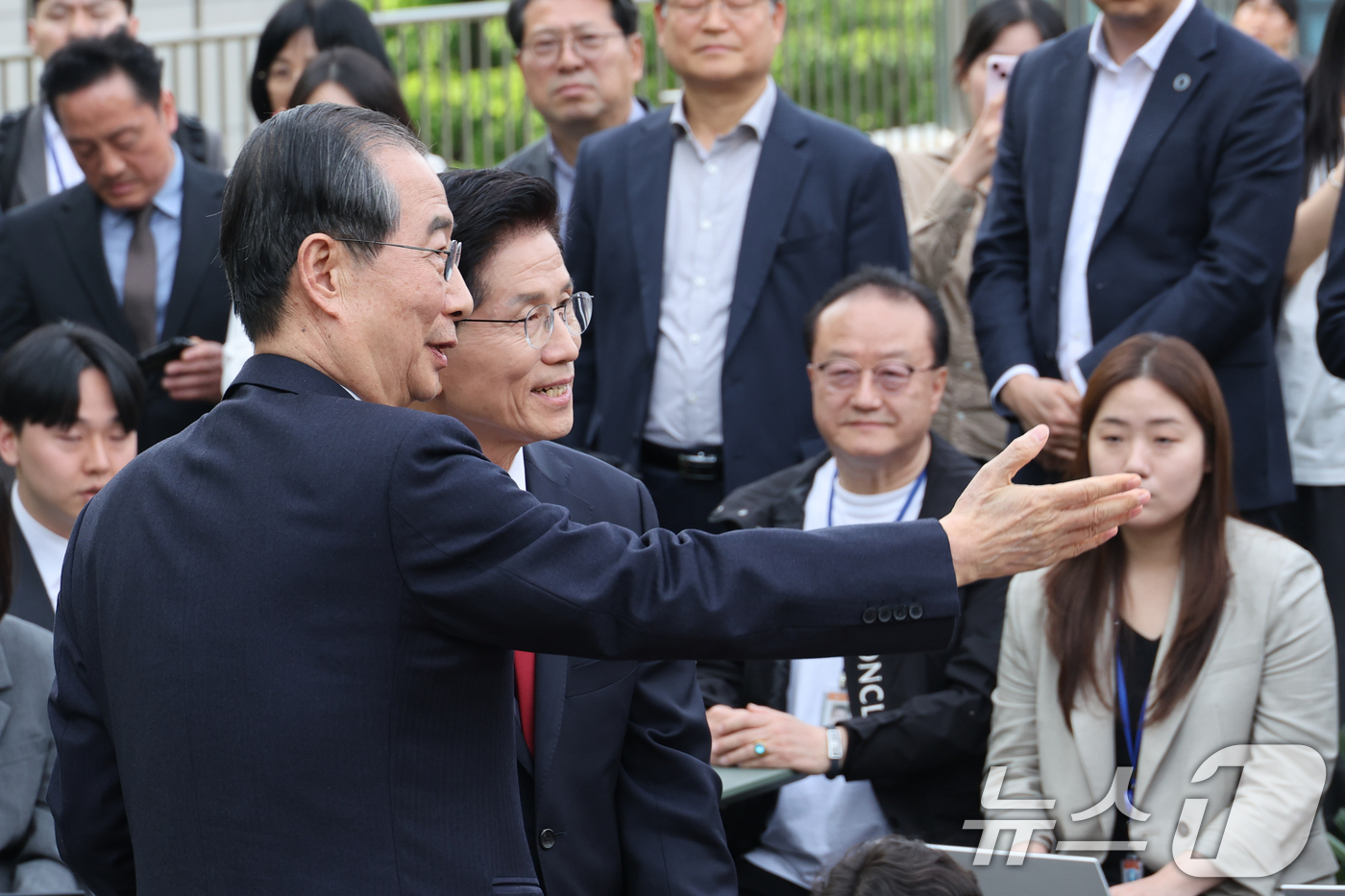 (서울=뉴스1) 안은나 기자 = 김문수 국민의힘 대통령 후보와 한덕수 무소속 대선 예비후보가 8일 오후 서울 여의도 국회 강변서재에서 후보 단일화 관련 회동에 앞서 인사를 나누고 …