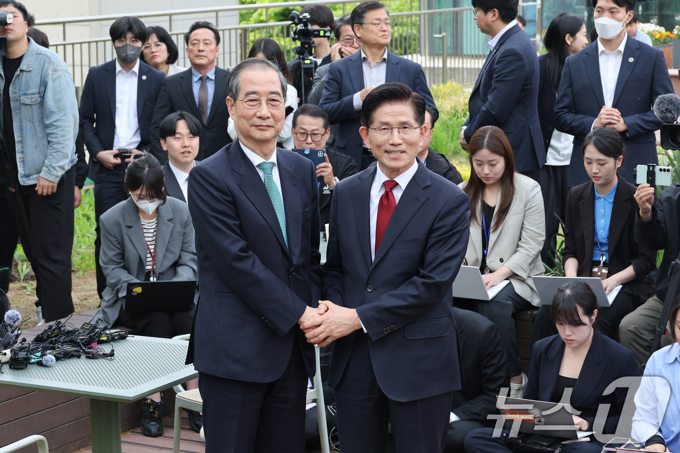 (서울=뉴스1) 안은나 기자 = 김문수 국민의힘 대통령 후보와 한덕수 무소속 대선 예비후보가 8일 오후 서울 여의도 국회 강변서재에서 후보 단일화 관련 회동에 앞서 악수하고 있다. …