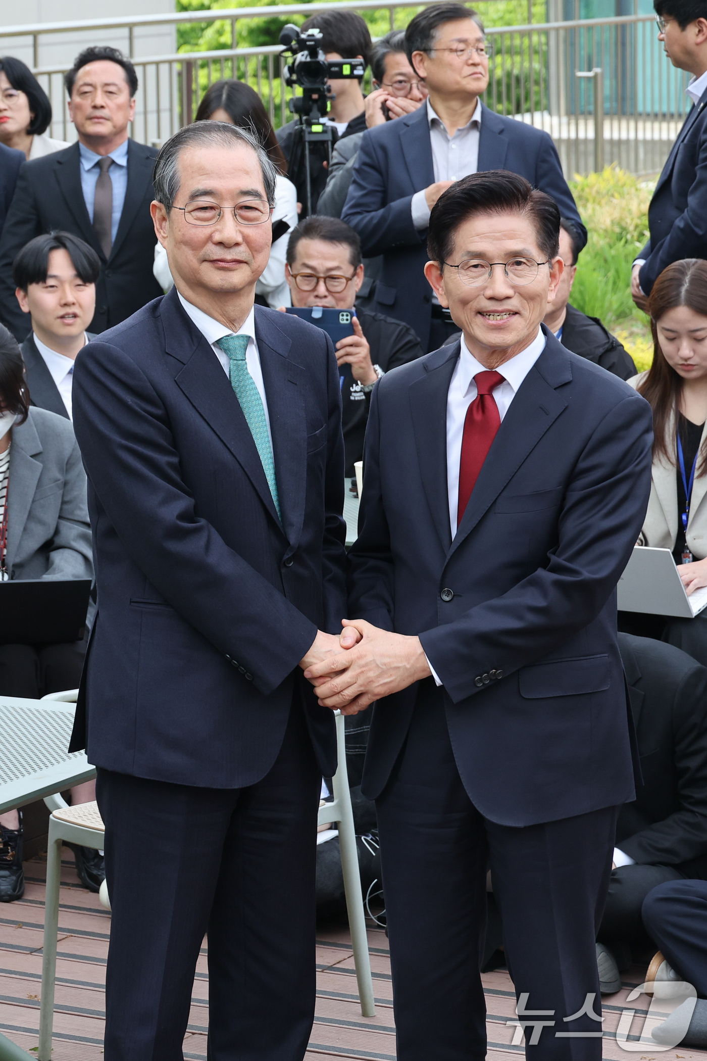 (서울=뉴스1) 안은나 기자 = 김문수 국민의힘 대통령 후보와 한덕수 무소속 대선 예비후보가 8일 오후 서울 여의도 국회 강변서재에서 후보 단일화 관련 회동에 앞서 악수하고 있다. …