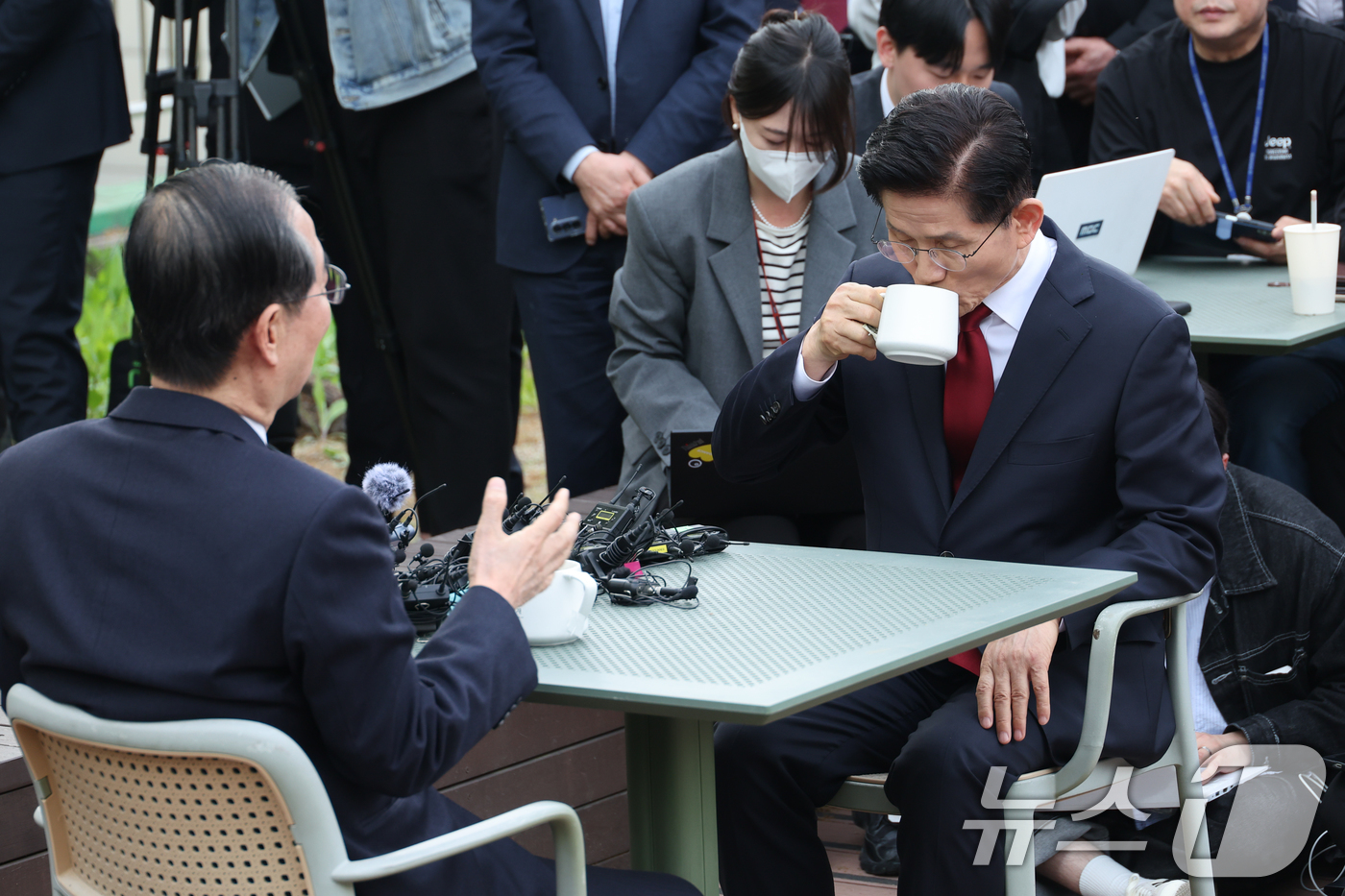 (서울=뉴스1) 안은나 기자 = 김문수 국민의힘 대통령 후보와 한덕수 무소속 대선 예비후보가 8일 오후 서울 여의도 국회 강변서재에서 후보 단일화 관련 회동을 하고 있다. 2025 …