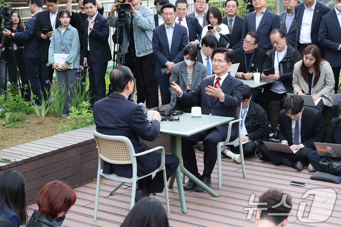 (서울=뉴스1) 안은나 기자 = 김문수 국민의힘 대통령 후보와 한덕수 무소속 대선 예비후보가 8일 오후 서울 여의도 국회 강변서재에서 후보 단일화 관련 회동을 하고 있다. 2025 …